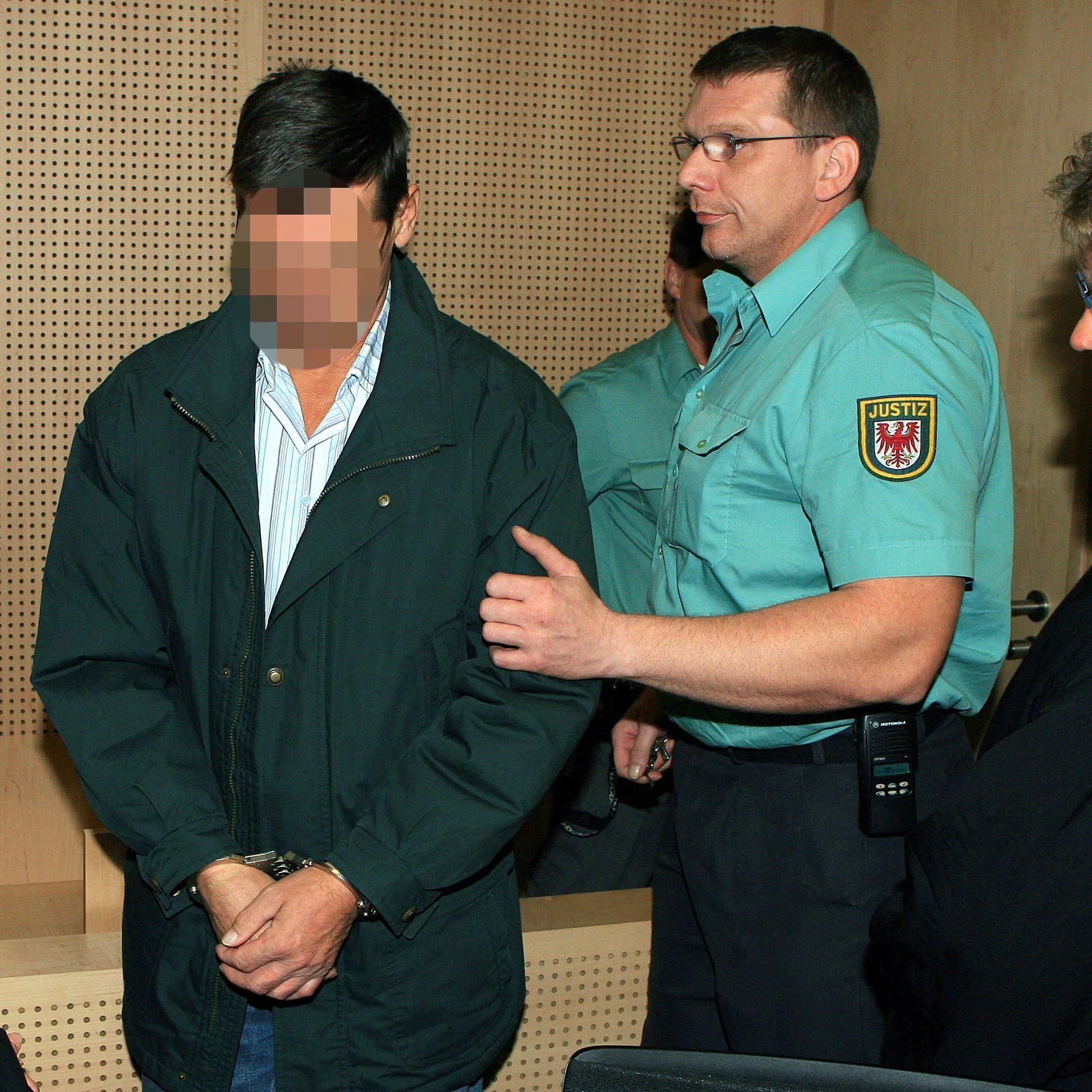 Klaus-Dieter W. wird zu Prozessbeginn am 24. Oktober 2006 in Handschellen in den Gerichtssaal gebracht.