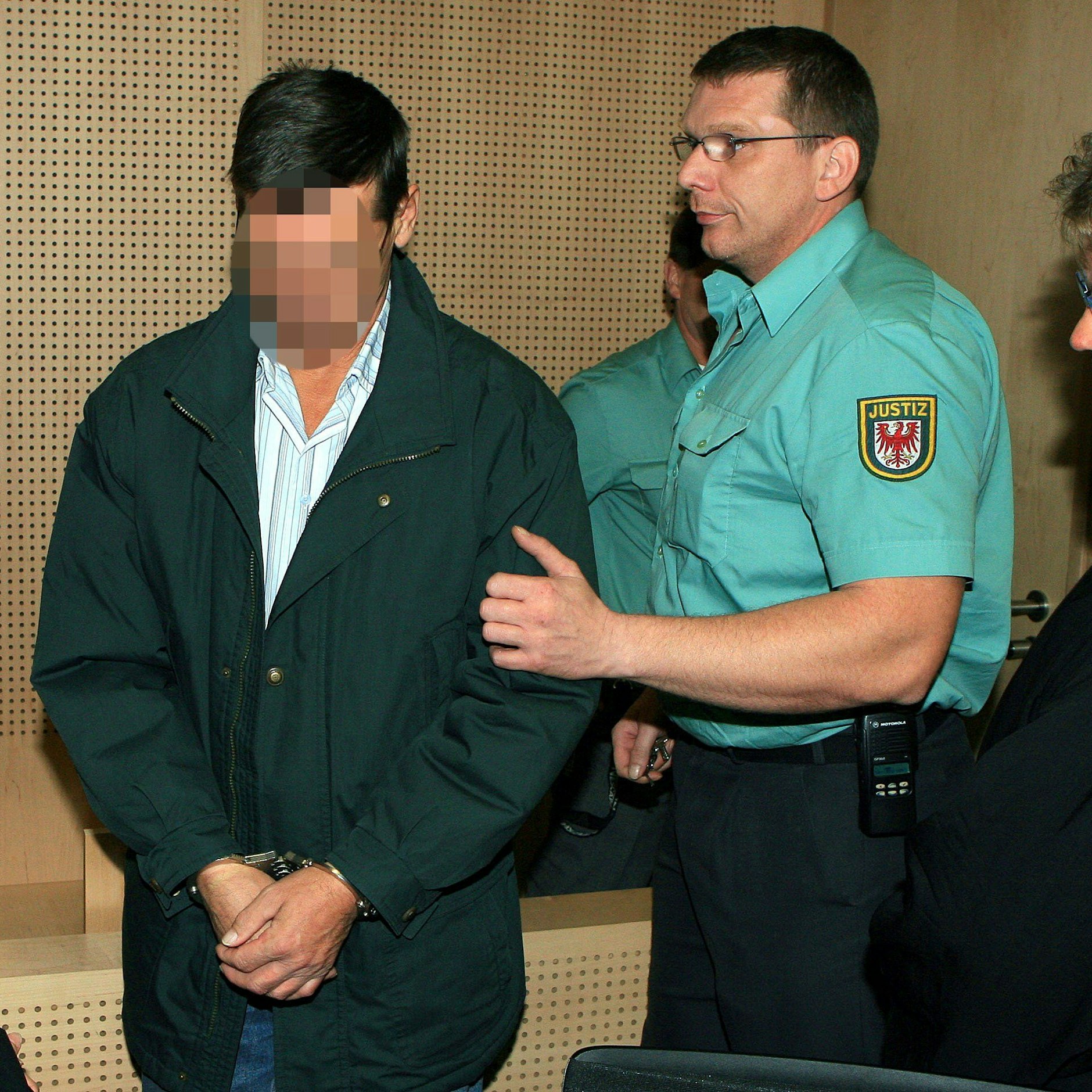 Klaus-Dieter W. wird zu Prozessbeginn am 24. Oktober 2006 in Handschellen in den Gerichtssaal gebracht.