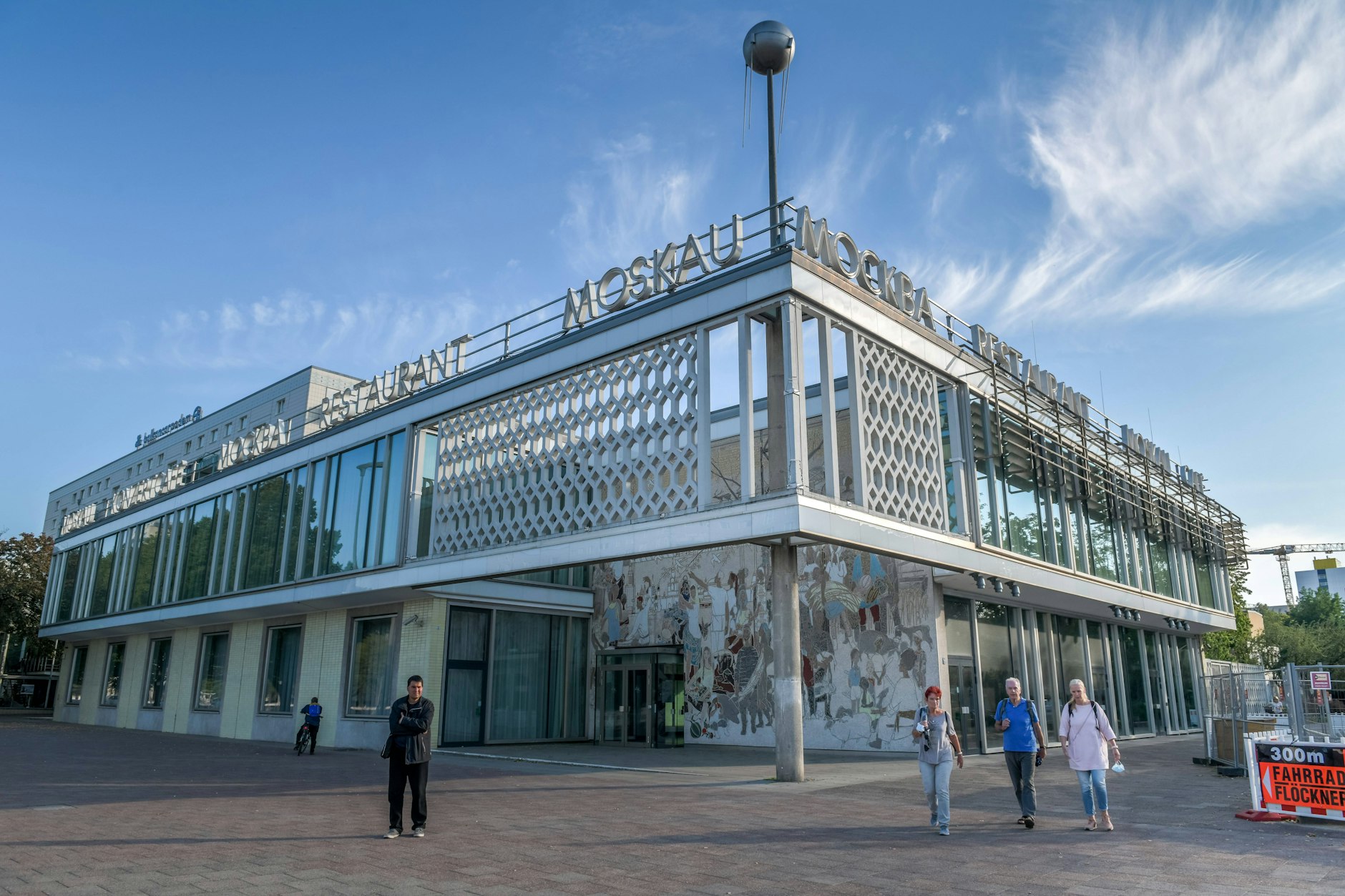 Das Café Moskau in der Karl-Marx-Allee, ein Solitär der Nachkriegsmoderne im Osten, soll nach ukrainischem Willen zum Café Kyiv werden. Besonders markant: der Sputnik über dem prägenden Schriftzug.