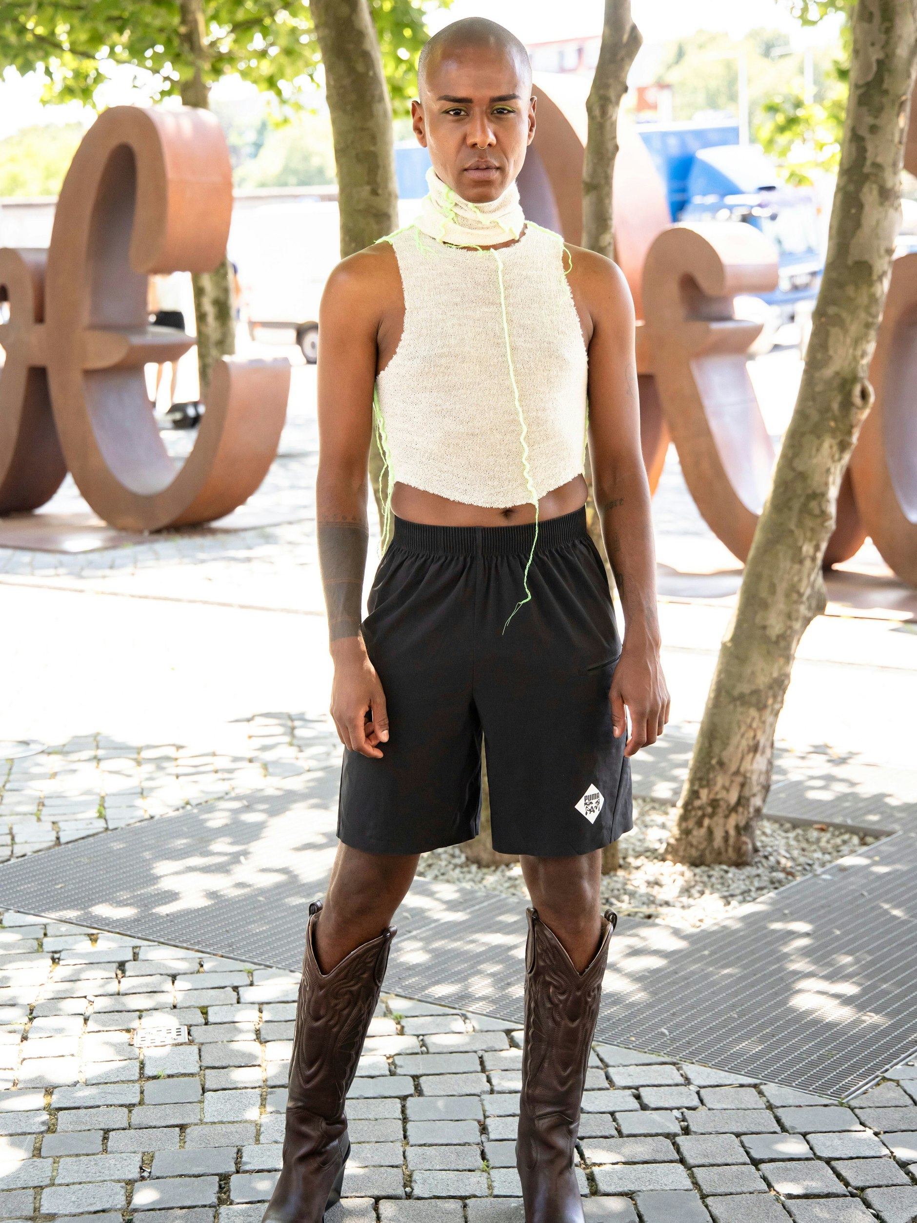 Tarik Tesfu macht keine halben Sachen. Außer, wenn es um Mode geht: Kurze Hosen und Bauchfrei-Top stehen dem Moderator ausgezeichnet; dazu werden coole Cowboy-Boots kombiniert. Schönes Detail: die neonfarbenen Fäden des Mesh-Oberteils.