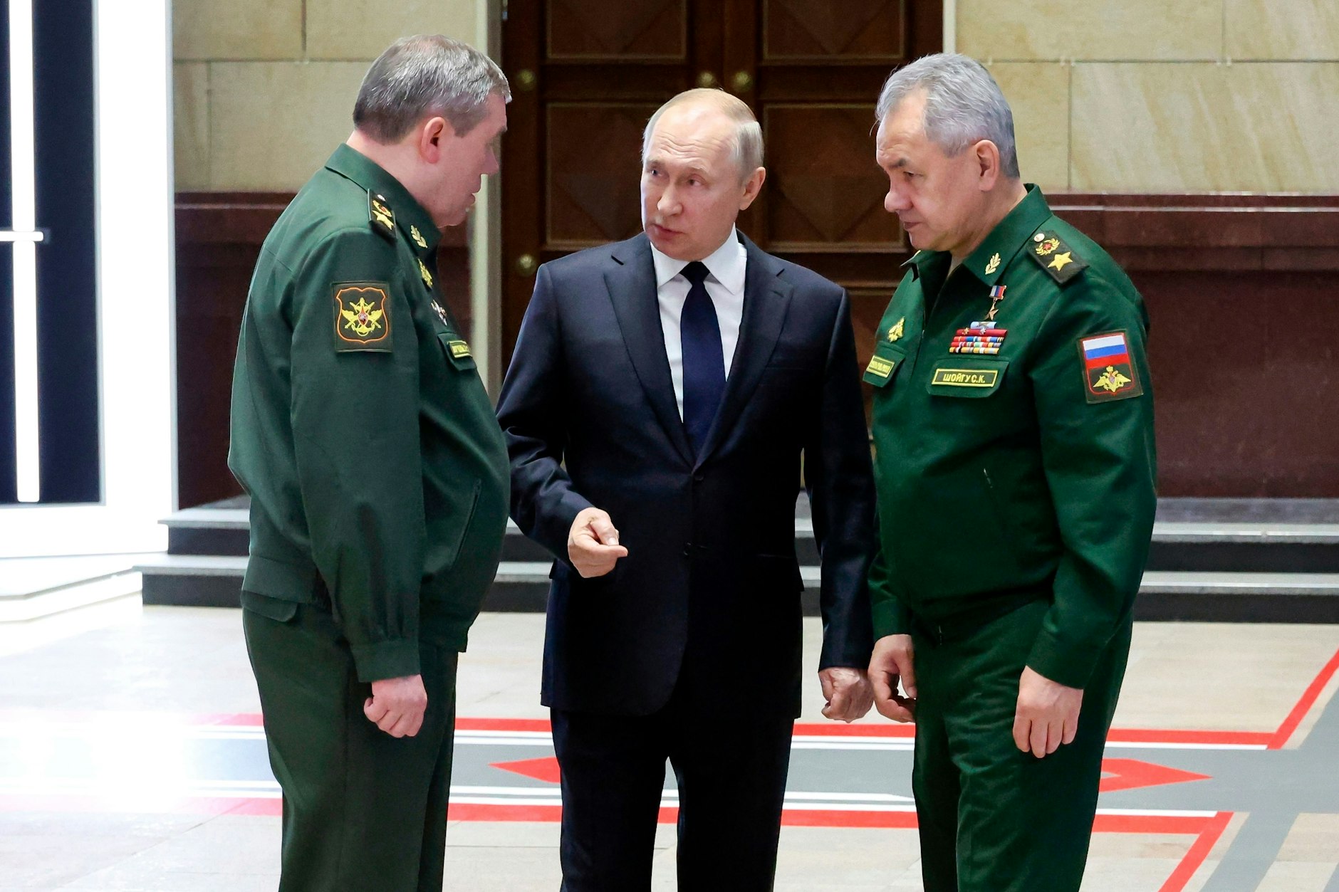 Der russische Präsident Wladimir Putin spricht mit dem Generalstabschef General Valery Gerasimov (li.) und dem russischen Verteidigungsminister Sergei Schoigu.&nbsp;