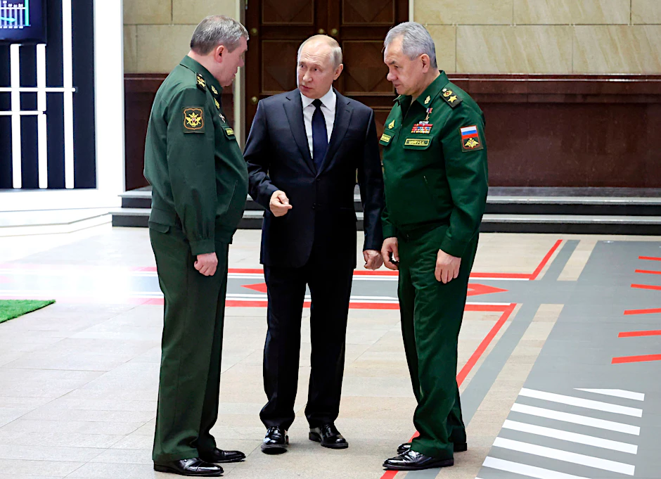 Der russische Präsident Wladimir Putin spricht mit dem Generalstabschef General Valery Gerasimov (li.) und dem russischen Verteidigungsminister Sergei Schoigu.&nbsp;