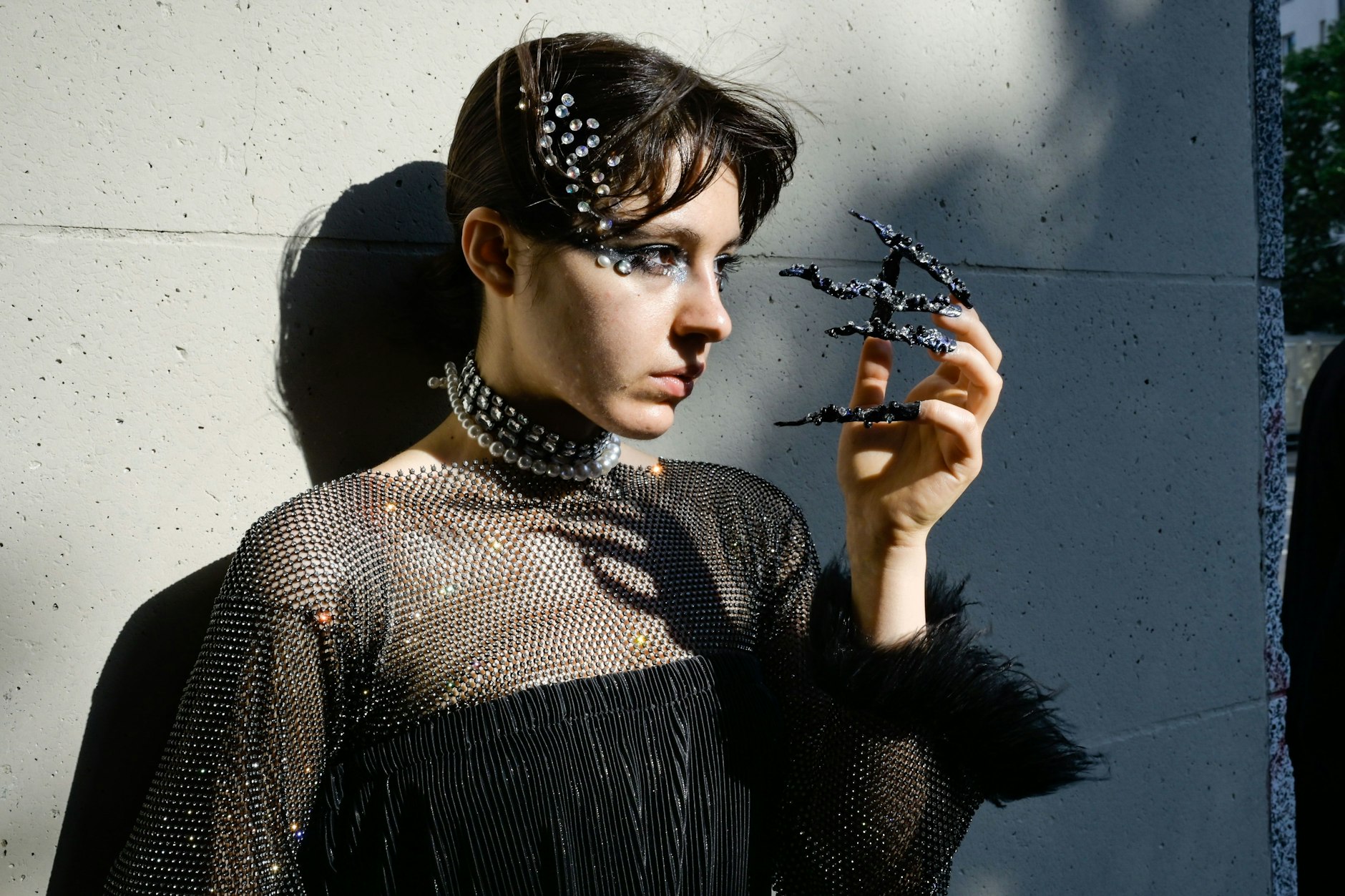 Yana Nikolova hat sich die langen Nägel selbst angeklebt – aber nur an die linke Hand. Die rechte braucht sie schließlich zum Arbeiten: Nikolova ist Maskenbildnerin und hat für ihr&nbsp;Make-up dementsprechend „nicht lange gebraucht“. Unterwegs war sie in diesem Look auf der Melisa-Minca-Show in der Platte.