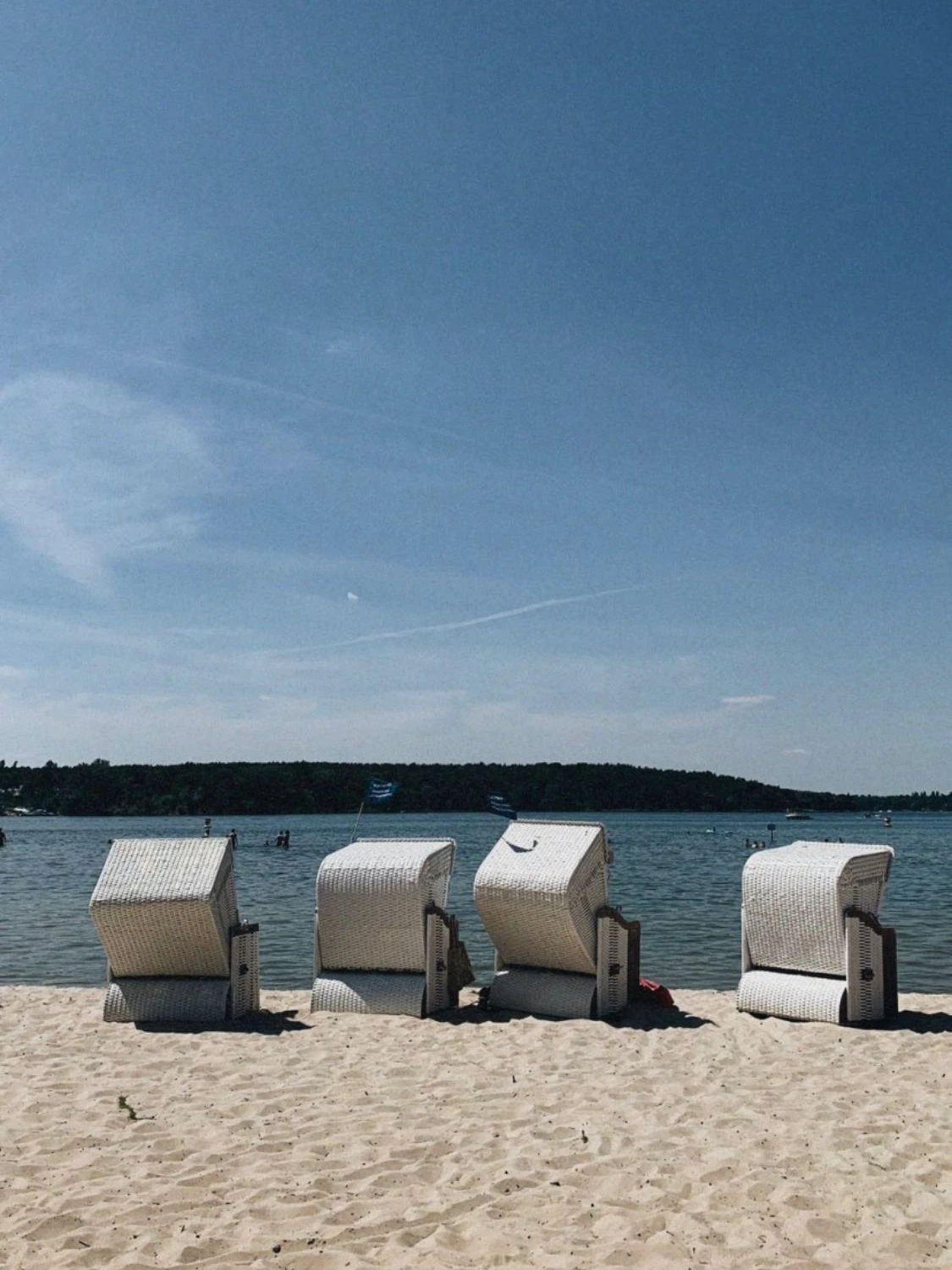 Fast so schön wie am Meer: Im Strandkorb den Blick auf den Wannsee genießen.&nbsp;