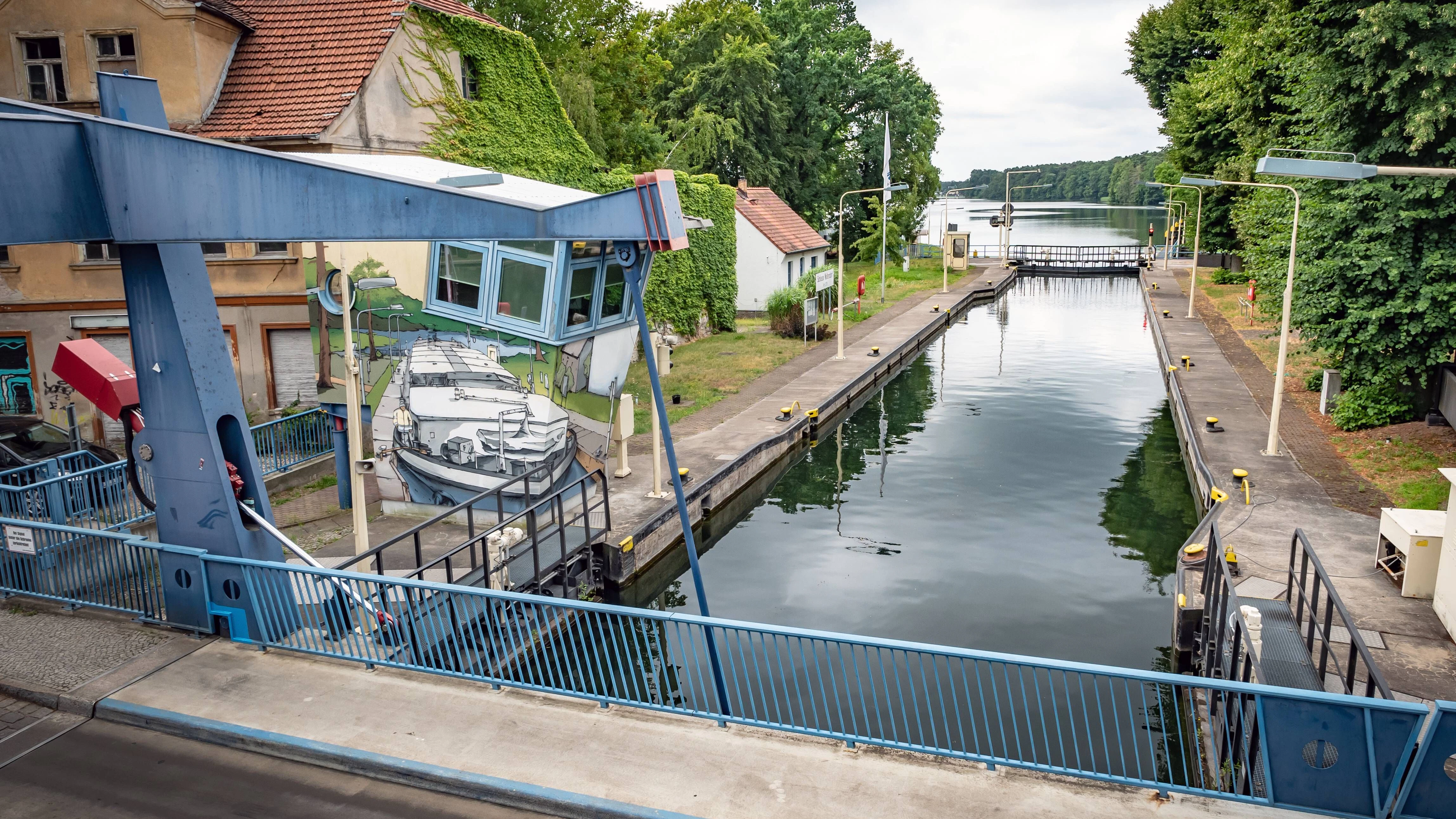 Eine Fußgängerbrücke führt über die Woltersdorfer Schleuse, der Blick geht von hier auf die Seen.