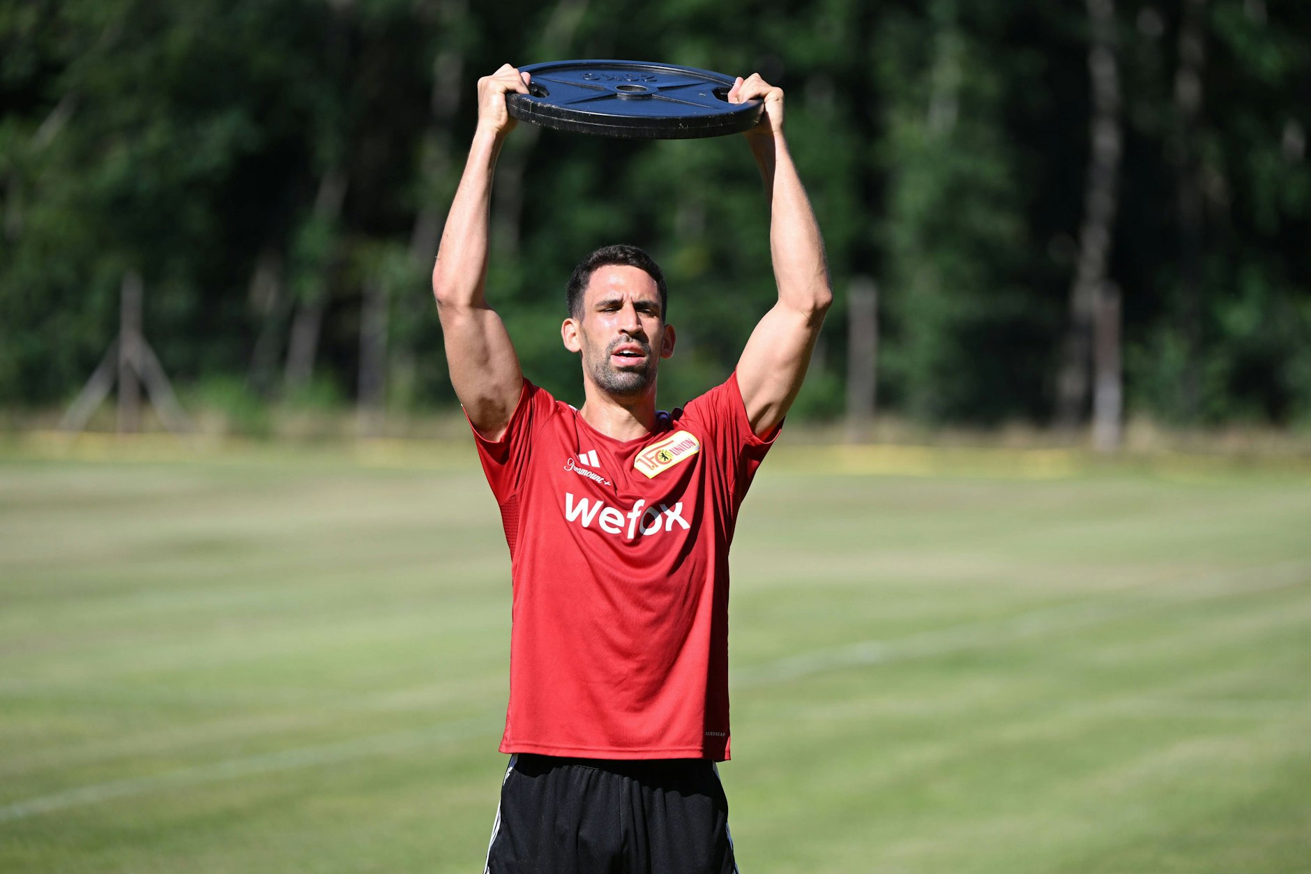 Rani Khedira lässt im Trainingslager in Bad Saarow die Muskeln spielen.