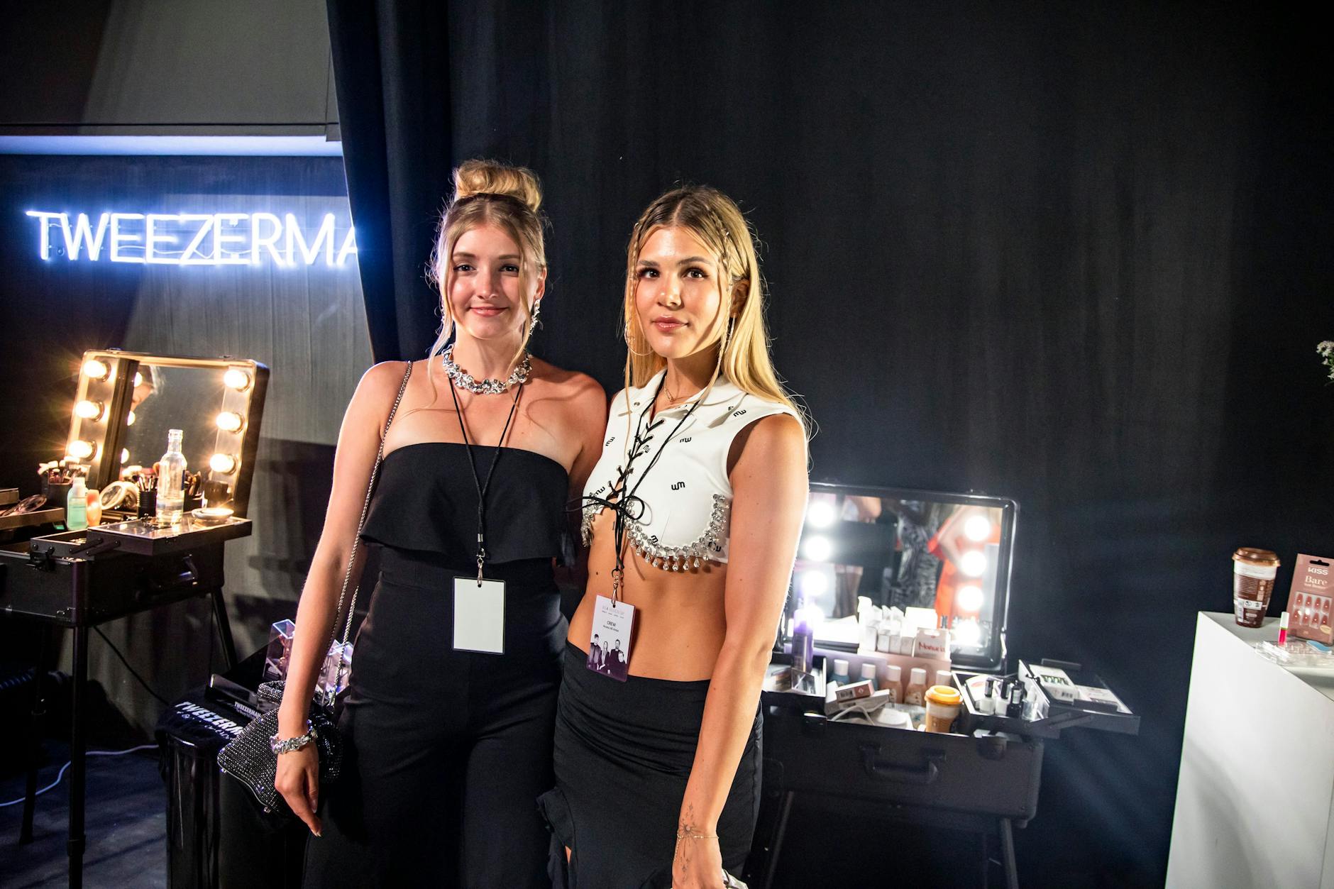 Die Stylistinnen Rebecca Lehnig und Janina Weiss sind perfekt gestylt.