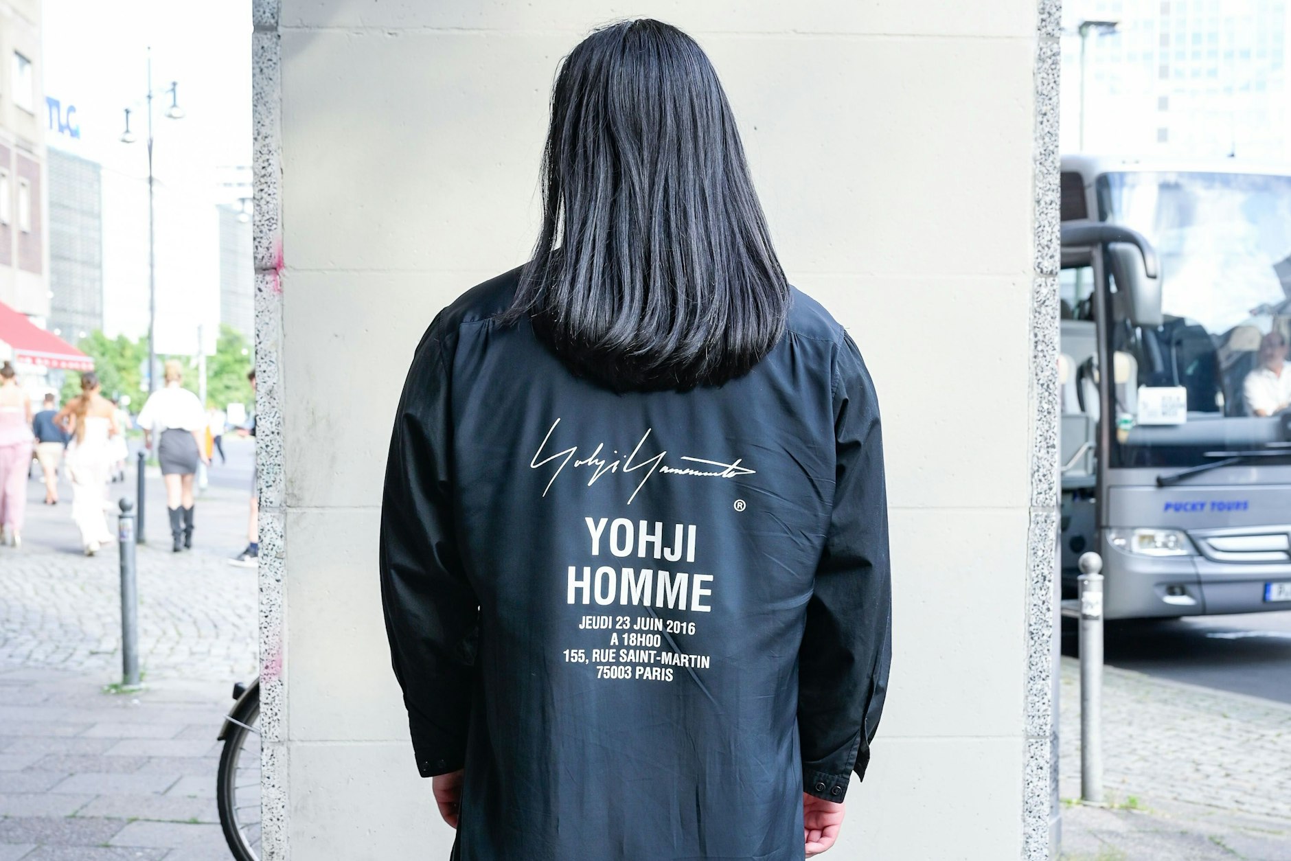 Ein schöner Rücken: Dieser Fashion-Week-Besucher inszeniert seine Kehrseite als Hingucker. Der Mantel kommt, unschwer zu erkennen, aus der Homme-Linie des japanischen Avantgardisten Yohji Yamamoto.