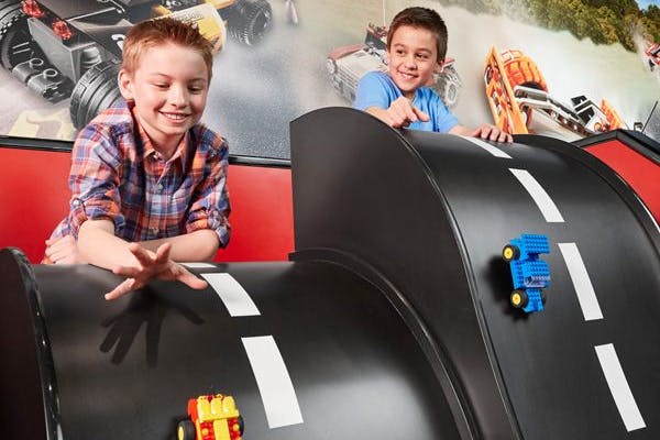 Berlin mit Kindern: Ein Besuch im Legoland Discovery Centre Berlin bringt Spaß für die ganze Familie.