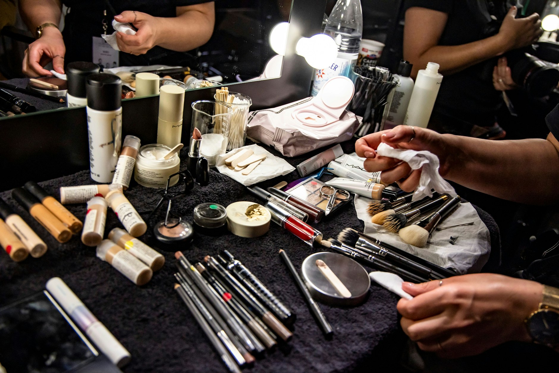 Backstage wird getuscht, gepudert und gekämmt, was das Zeug hält.