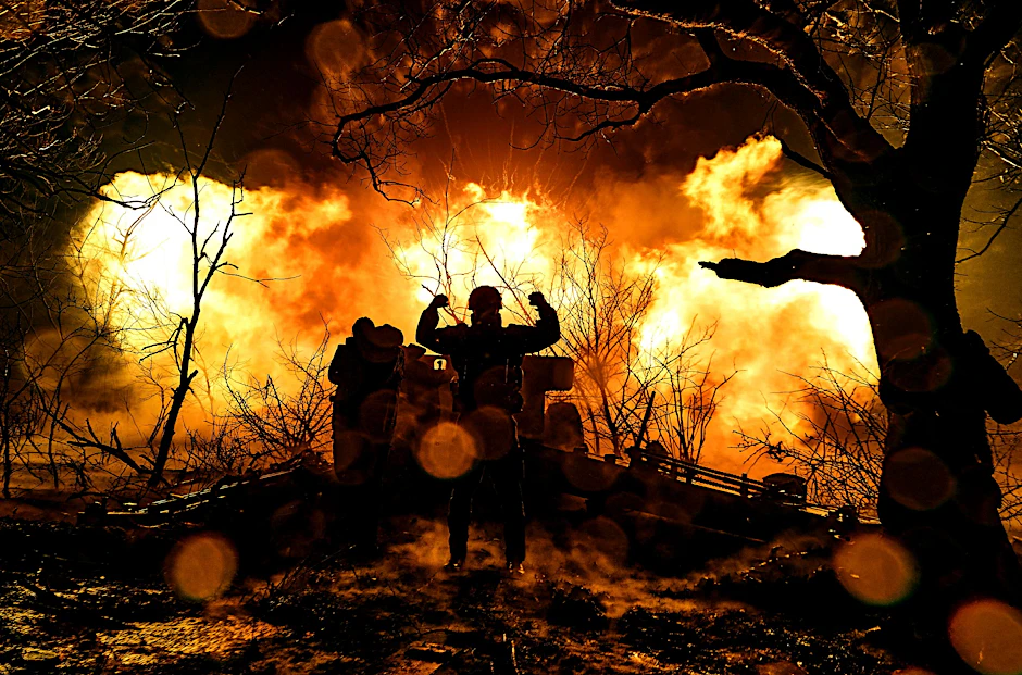 Ukrainische Soldaten feuern am 20. November 2022 Artillerie auf russische Stellungen in der Nähe von Bachmut in der Region Donezk in der Ukraine.