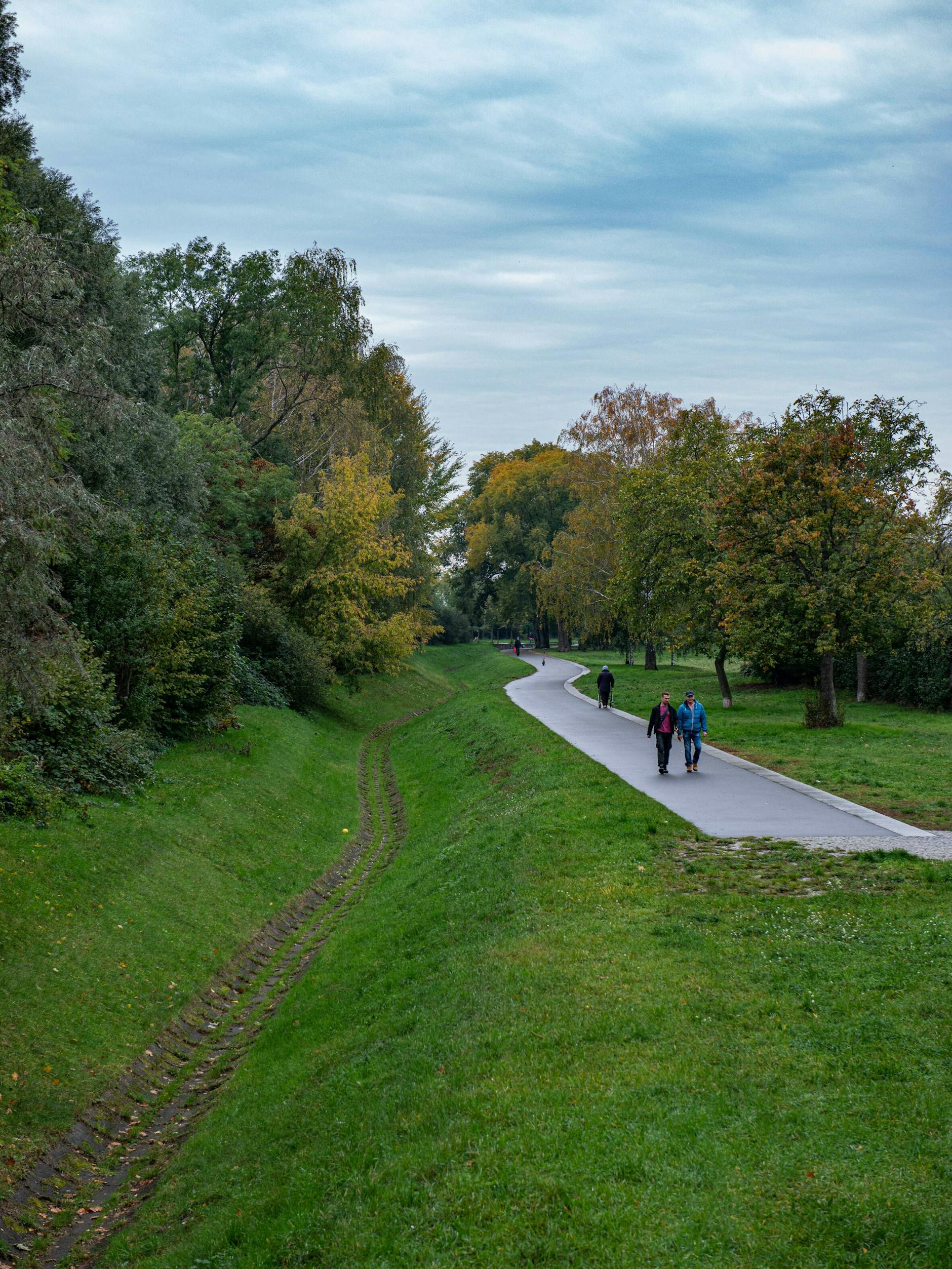 Der kürzeste der Berliner Wanderwege führt am Bullengraben in Spandau entlang.