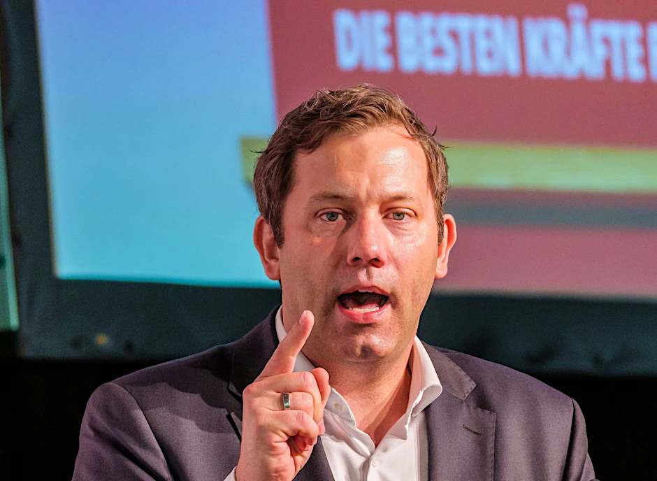 Schlägt statt der Einsparungen beim Elterngeld die Abschaffung des Ehegattensplittings für neue Ehen vor: Lars Klingbeil.  