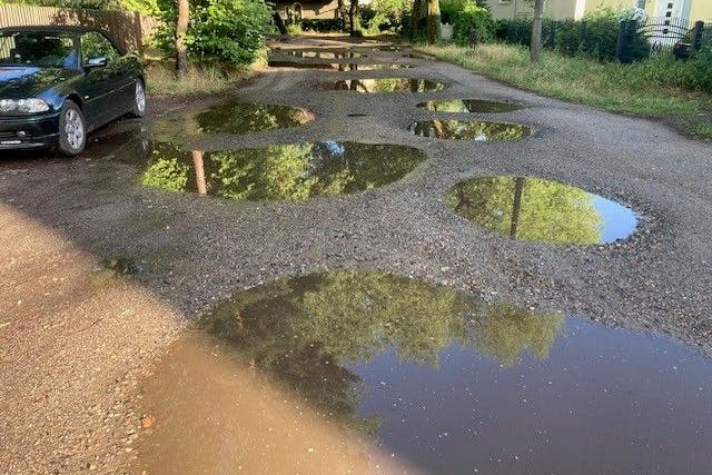 Bei Regen laufen die Einfahrten voll. Die Buckelpiste wird zum Feuchtgebiet.