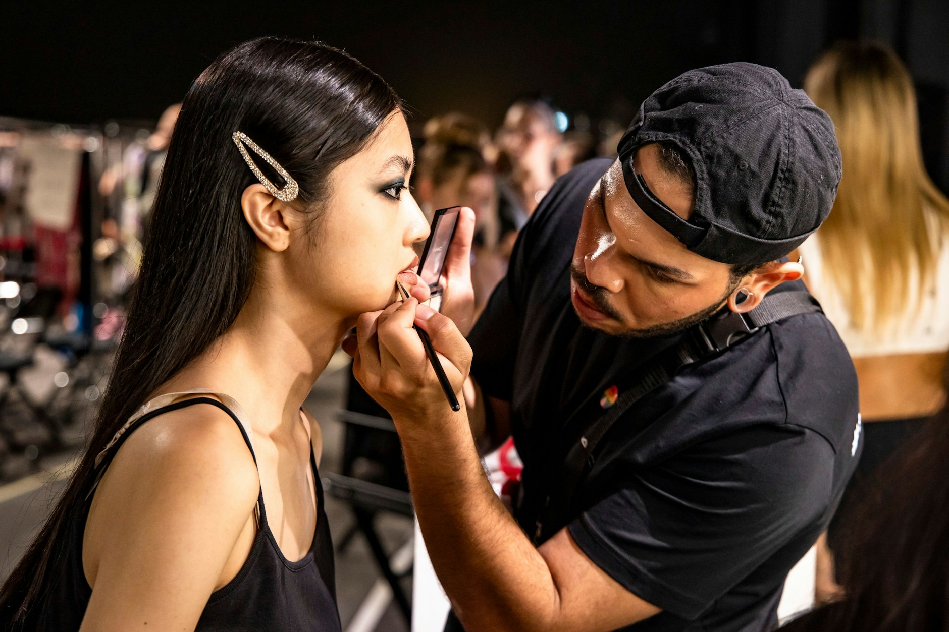 Manche Models wirken beim Schminken wie die Skulpturen von Künstlern.