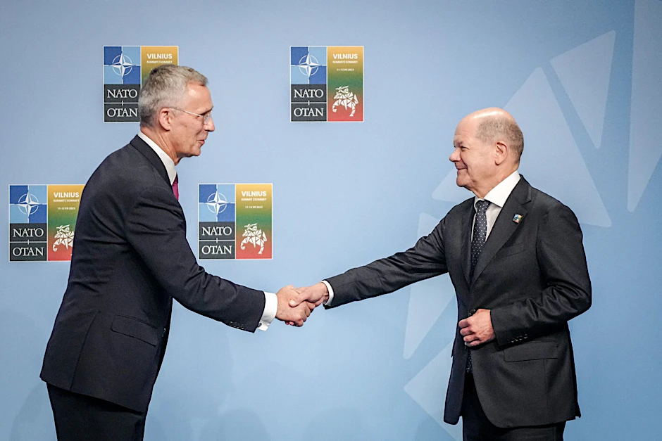 Bundeskanzler Olaf Scholz wird in Vilnius von Nato-Generalsekretär Jens Stoltenberg (l.) empfangen.  