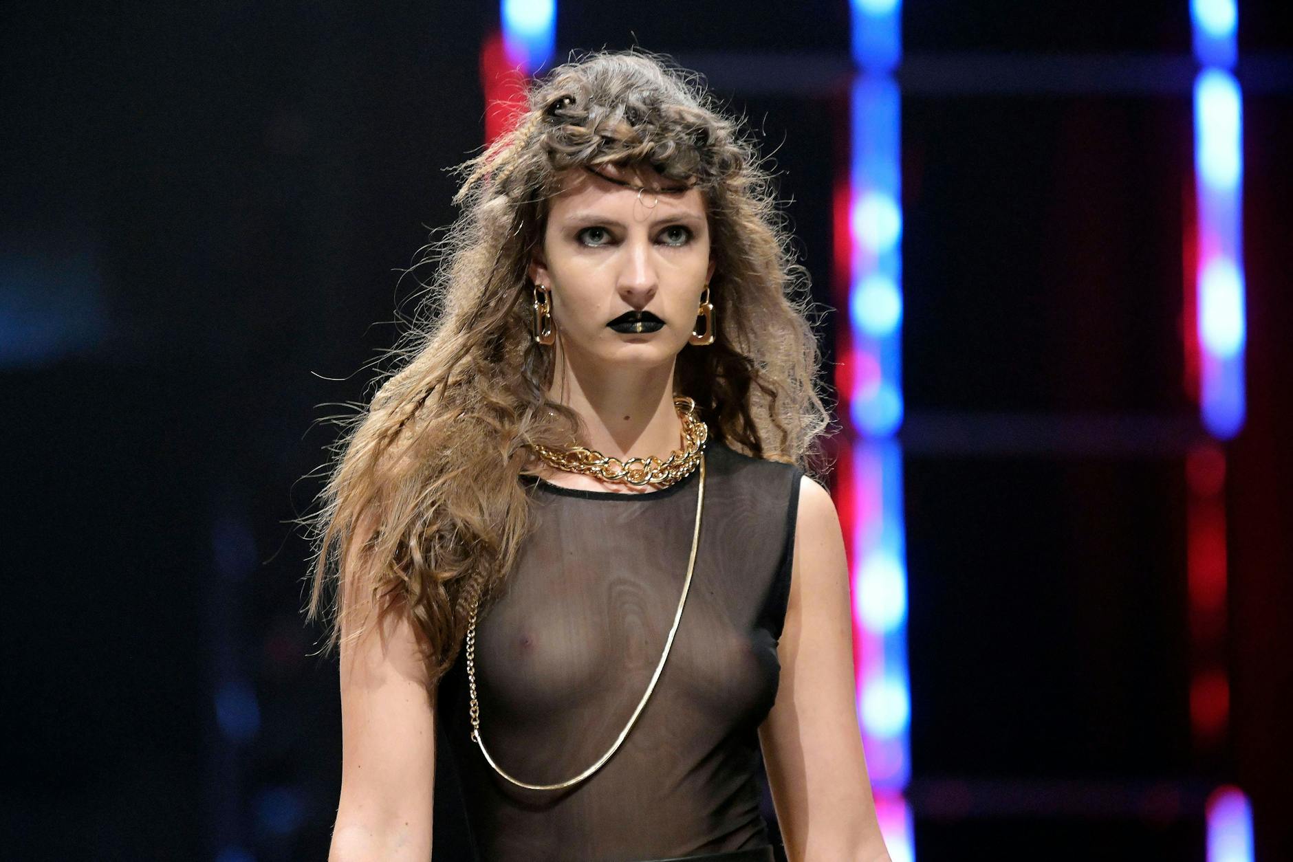 Rebekka Ruetz inszenierte ihre Models als Amazonen und Kriegerinnen.