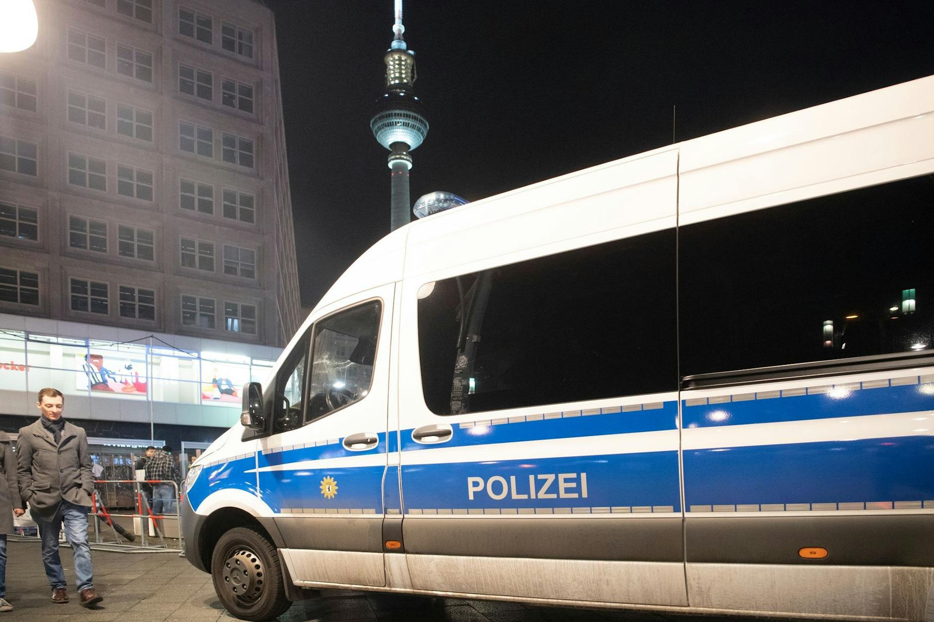 Ein Polizeiwagen steht am Alexanderplatz. 