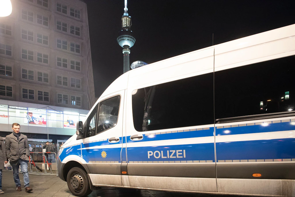 Gewalt am Alexanderplatz: Männergruppe schlägt Frau krankenhausreif