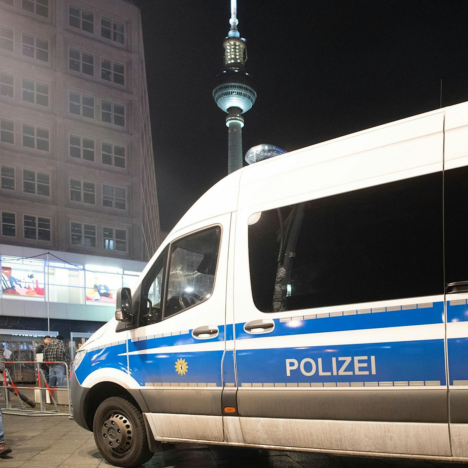 Gewalt am Alexanderplatz: Männergruppe schlägt Frau krankenhausreif