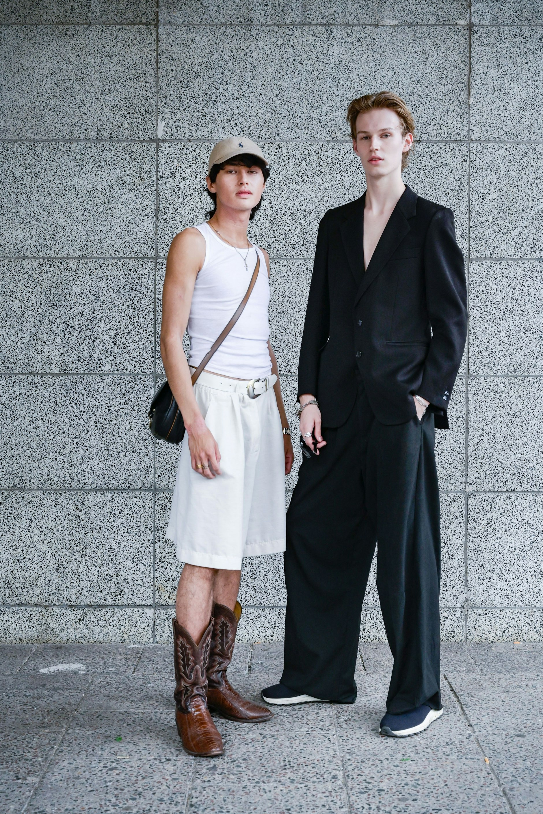 Diese beiden Outfits sind zurückhaltender, zeugen aber von einem ordentlichen Gespür für Mode: Links wurden Cowboy-Boots zu kurzen weißen Hosen kombiniert, dazu Cross-Body-Bag und Tanktop; rechts lockert ein bisschen nackte Haut den klassischen Blazer-Look auf.