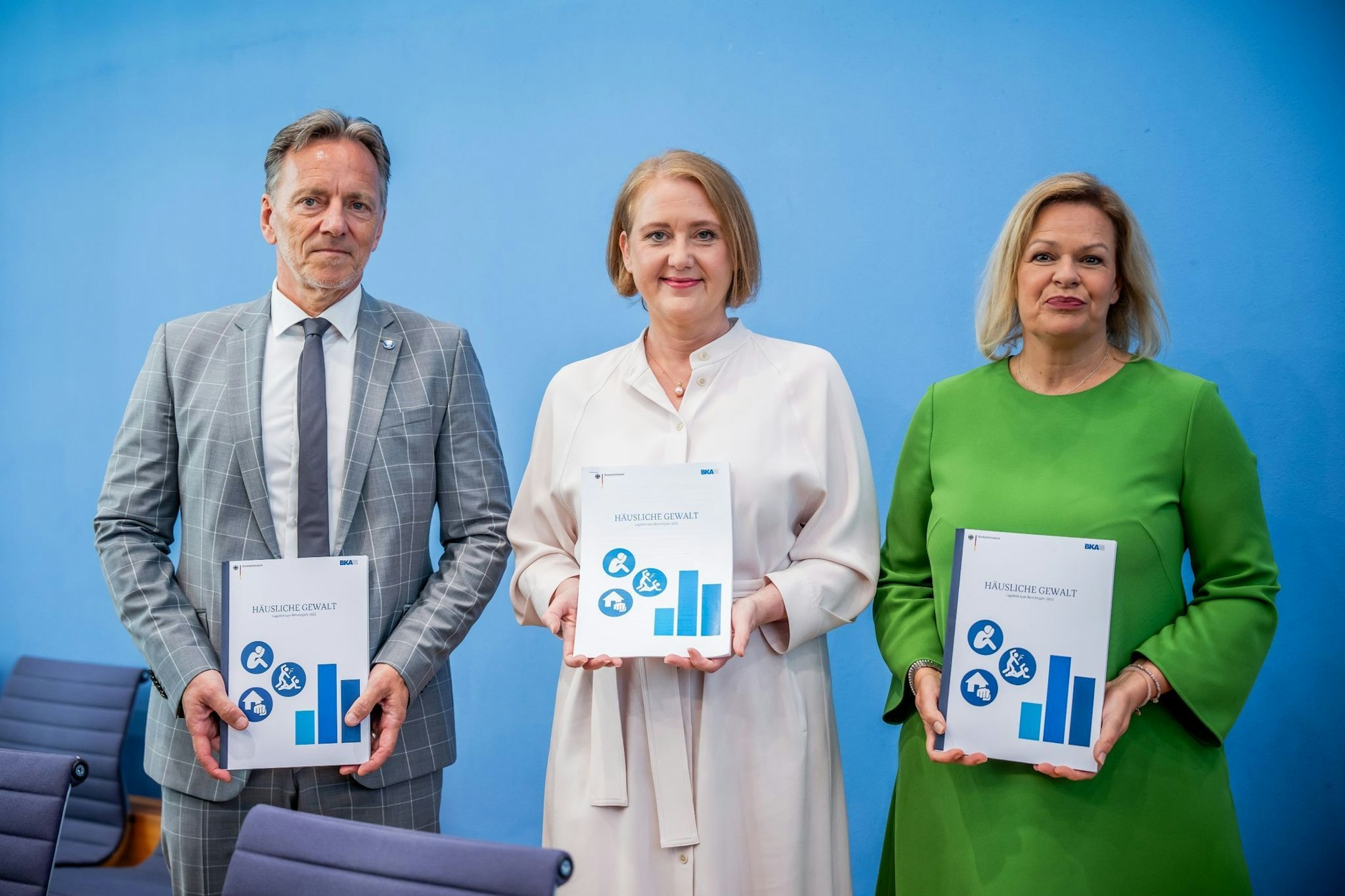Bundesinnenministerin Nancy Faeser (r), Familienministerin Lisa Paus und BKA-Präsident Holger Münch bei der Vorstellung des Lagebildes zum Thema Häusliche Gewalt.