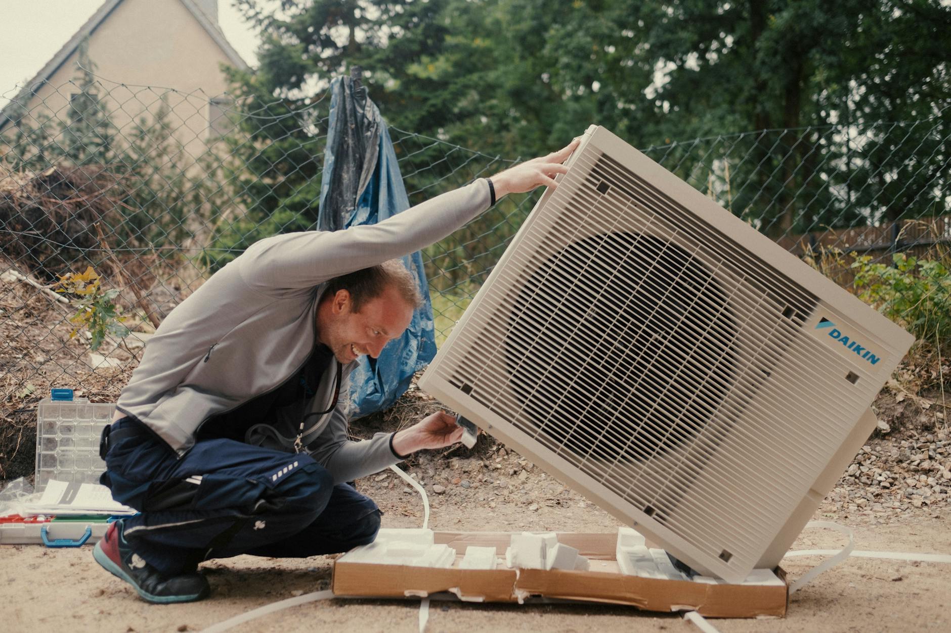 Geschäftsführer Pierre Angermüller kurz vor der Montage einer Luft-Luft-Wärmepumpe des japanischen Herstellers Daikin.