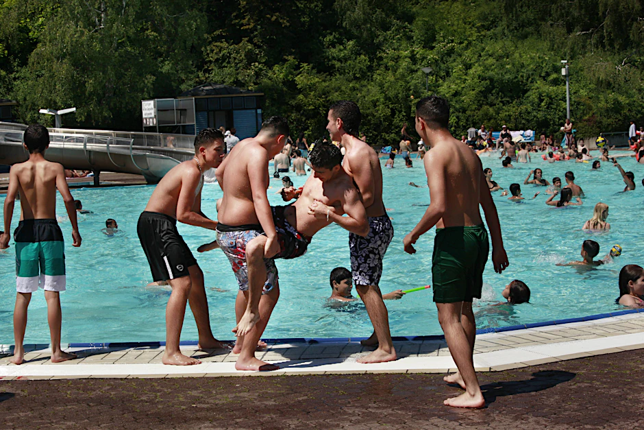 Badebetrieb im Columbiabad. Hier war, wie auch im Sommerbad Neukölln, zuletzt die Gewalt eskaliert.