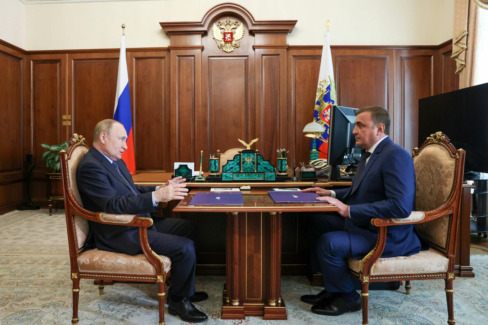Russlands Präsident Wladimir Putin (l.) und der Gouverneur der Region Tula, Alexej Djumin, treffen sich im Moskauer Kreml.