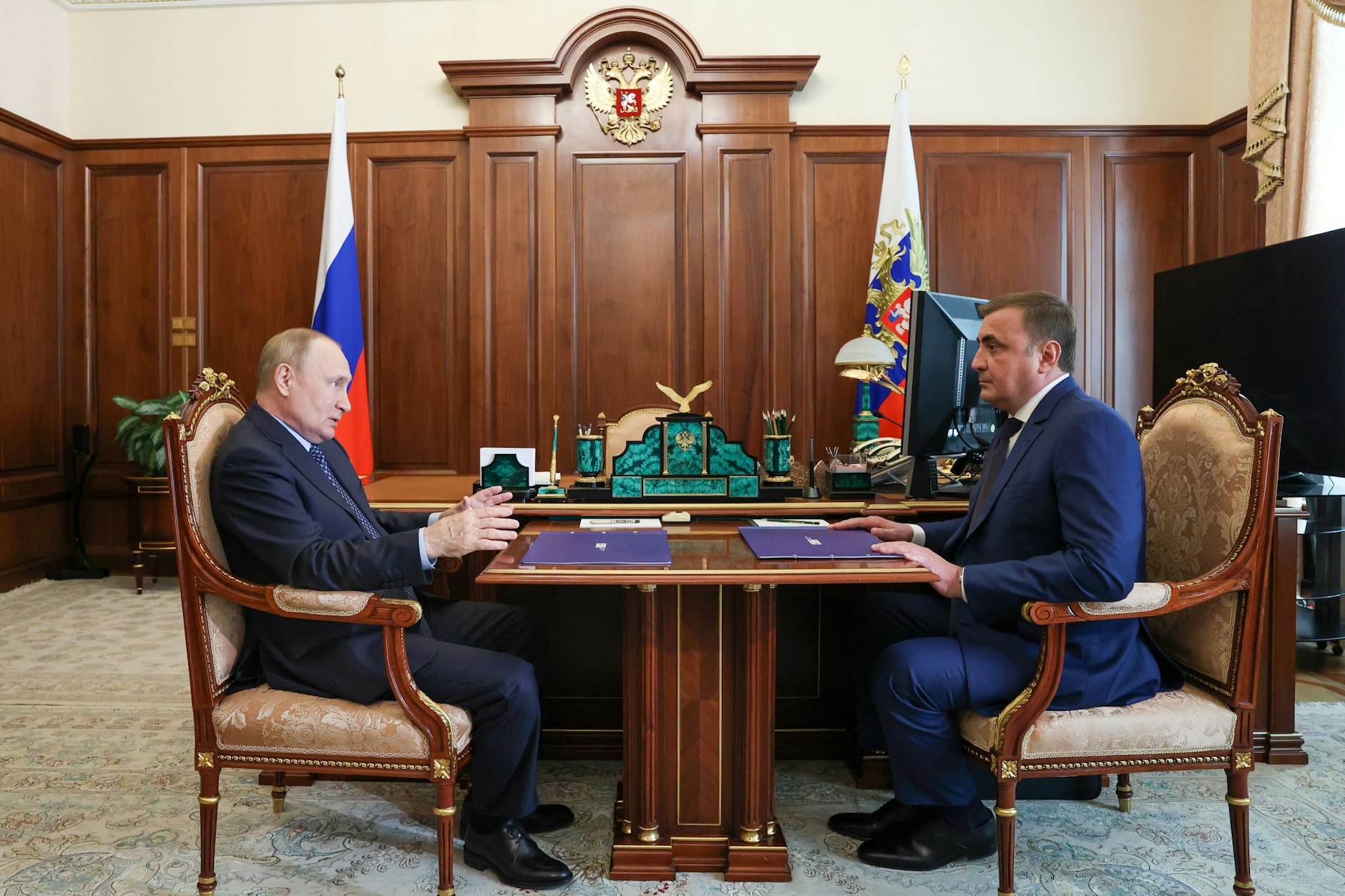 Russlands Präsident Wladimir Putin (l.) und der Gouverneur der Region Tula, Alexej Djumin, treffen sich im Moskauer Kreml.