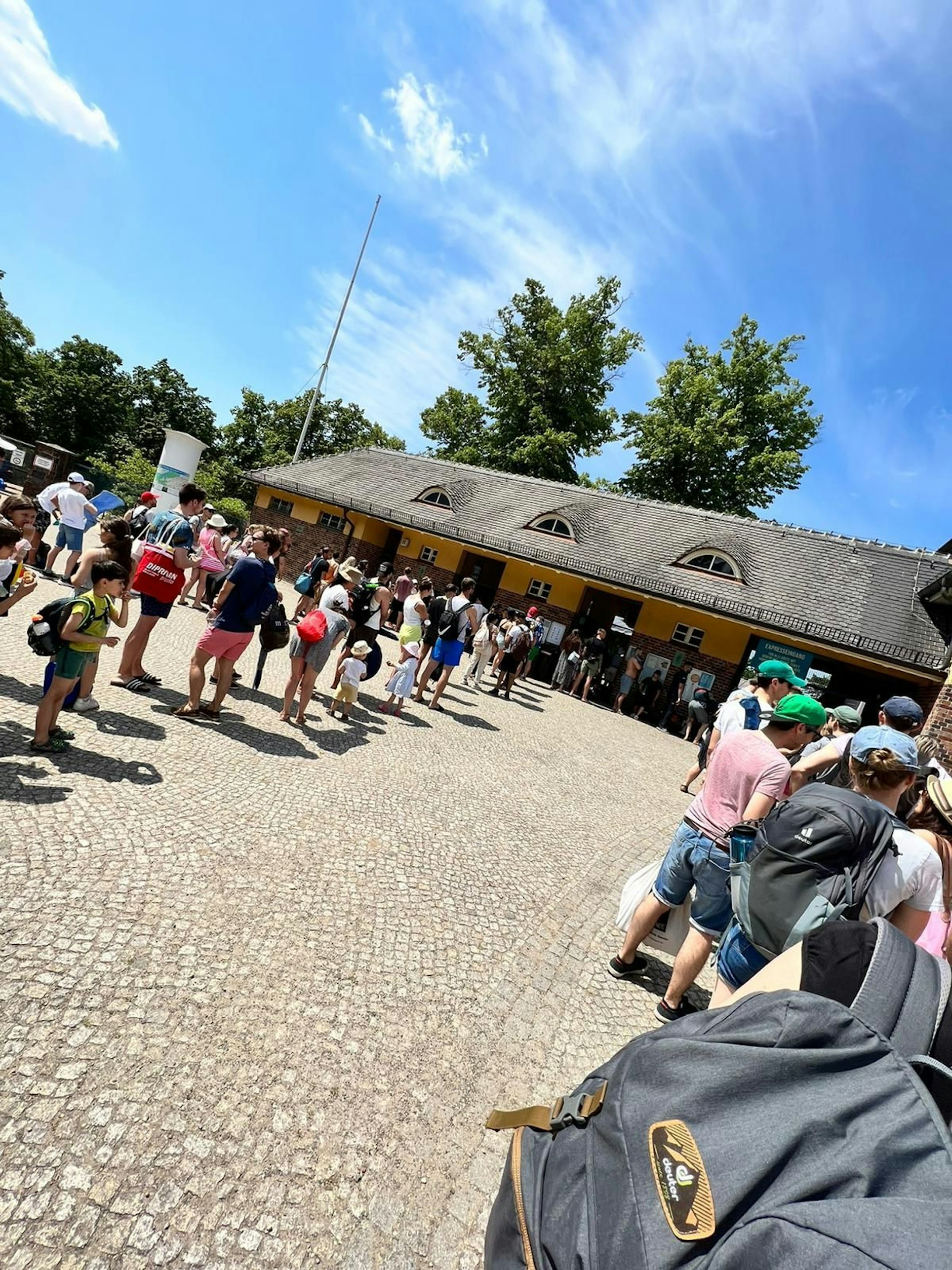 Lange Schlangen vor dem Eingang des Strandbads Wannsee: Mit einem Online-Ticket geht es schneller.