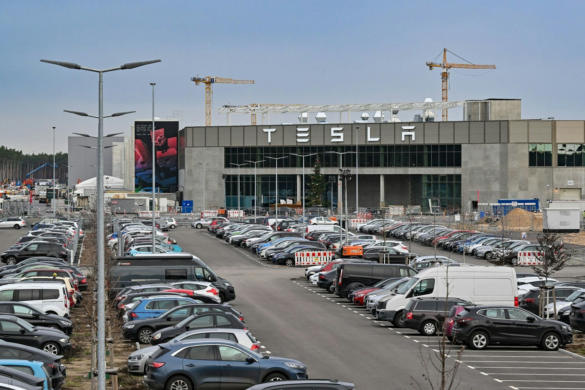 Das Tesla-Werk östlich von Berlin. Das Unternehmen will viele Autos per Bahn versenden. Im Tesla-Bahnhof soll ab Ende August auch ein Shuttle-Zug für Beschäftigte und Besucher halten.