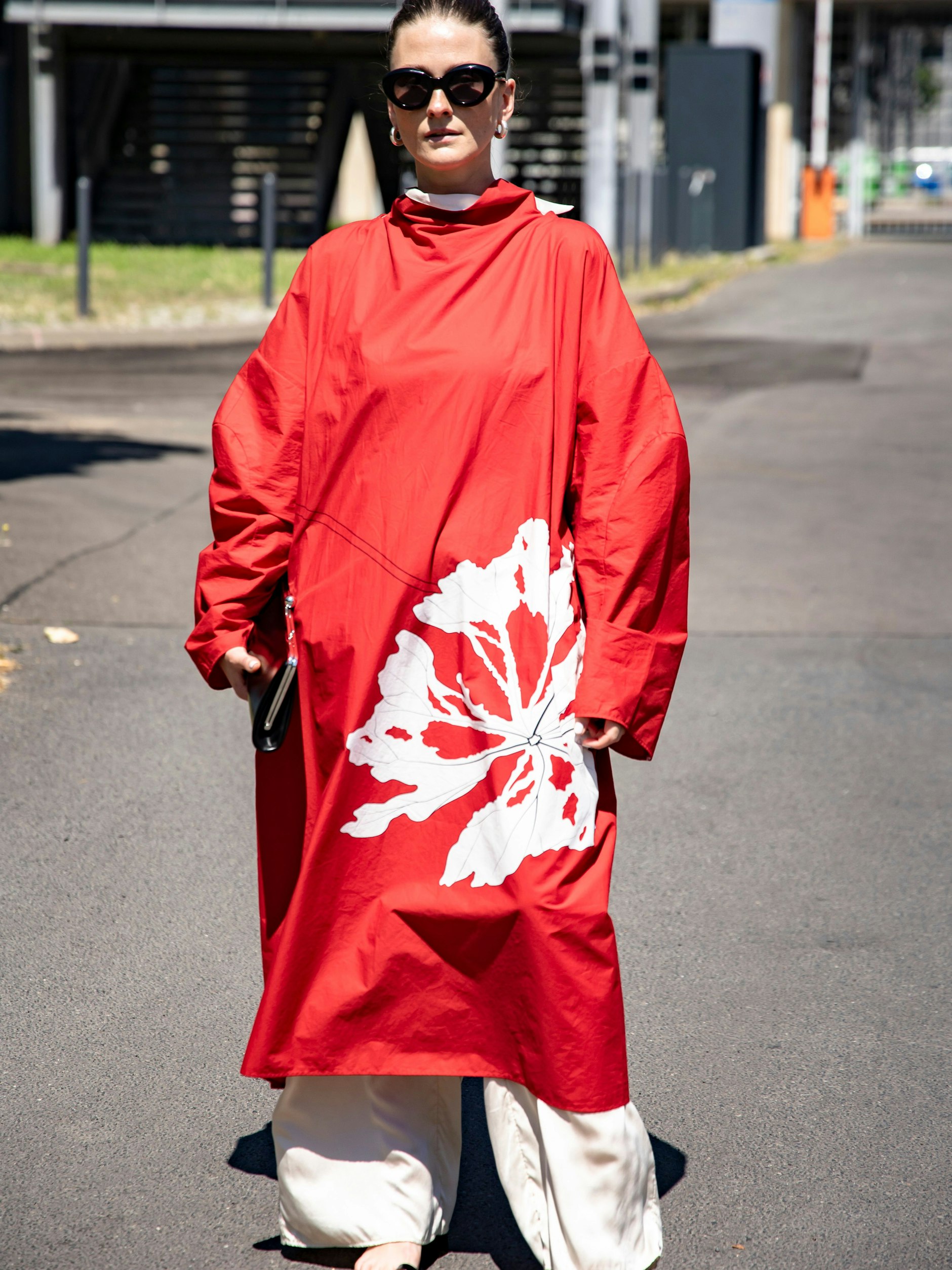 Eine Showeinladung verpflichtet: Diese Modeenthusiastin besucht die Schau des ukrainischen Labels Litovska und trägt dorthin – natürlich – ein Outfit selbiger Marke. Sieht fürs Sonnenwetter ganz schön zugeknöpft aus, dürfte sich durch die großzügige Weite aber recht luftig tragen.