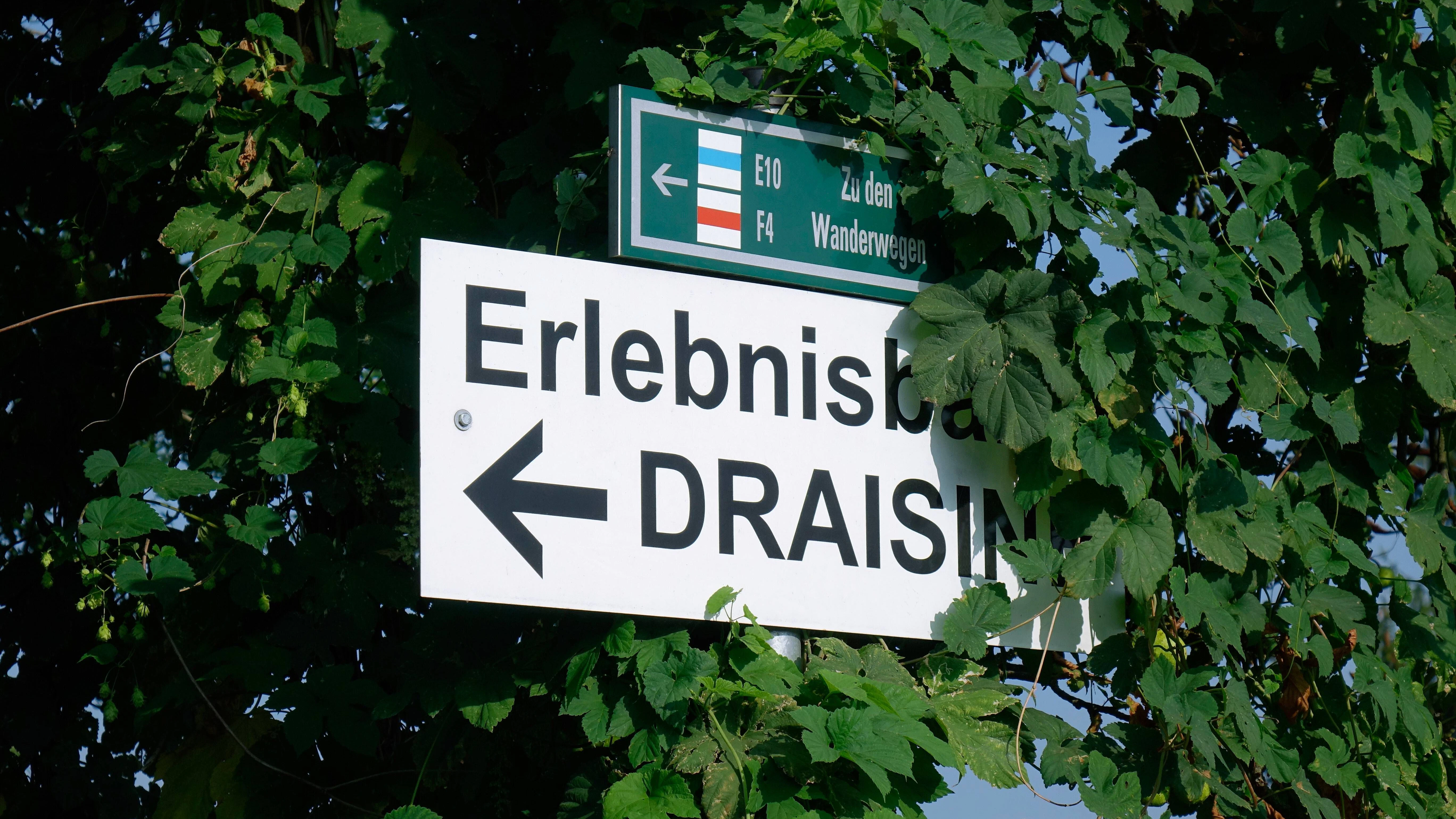 Bewegung und frische Luft: Eine Draisinentour ist perfekt für einen Tagesausflug in den Ferien.