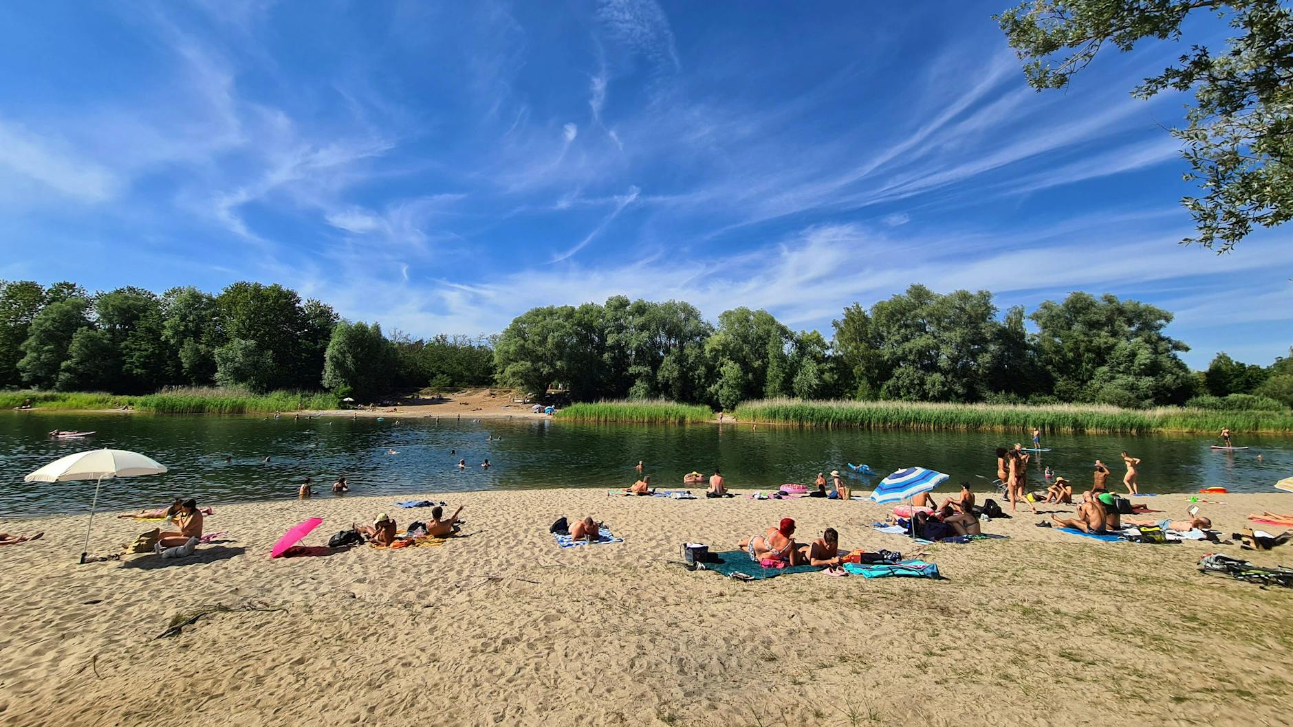 Der Kaulsdorfer Weg führt auch am Kaulsdorfer Baggersee vorbei – hier können sich Wanderer in den Fluten abkühlen.