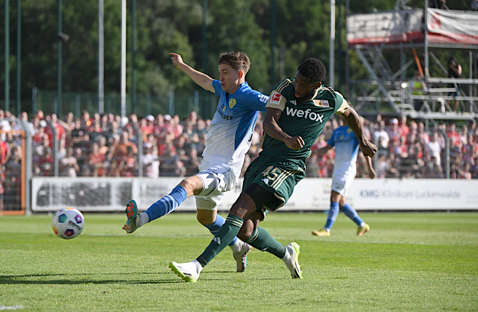 Jordan Siebatcheu (r.) erzielt für den 1. FC Union das 1:0 beim FSV Luckenwalde.