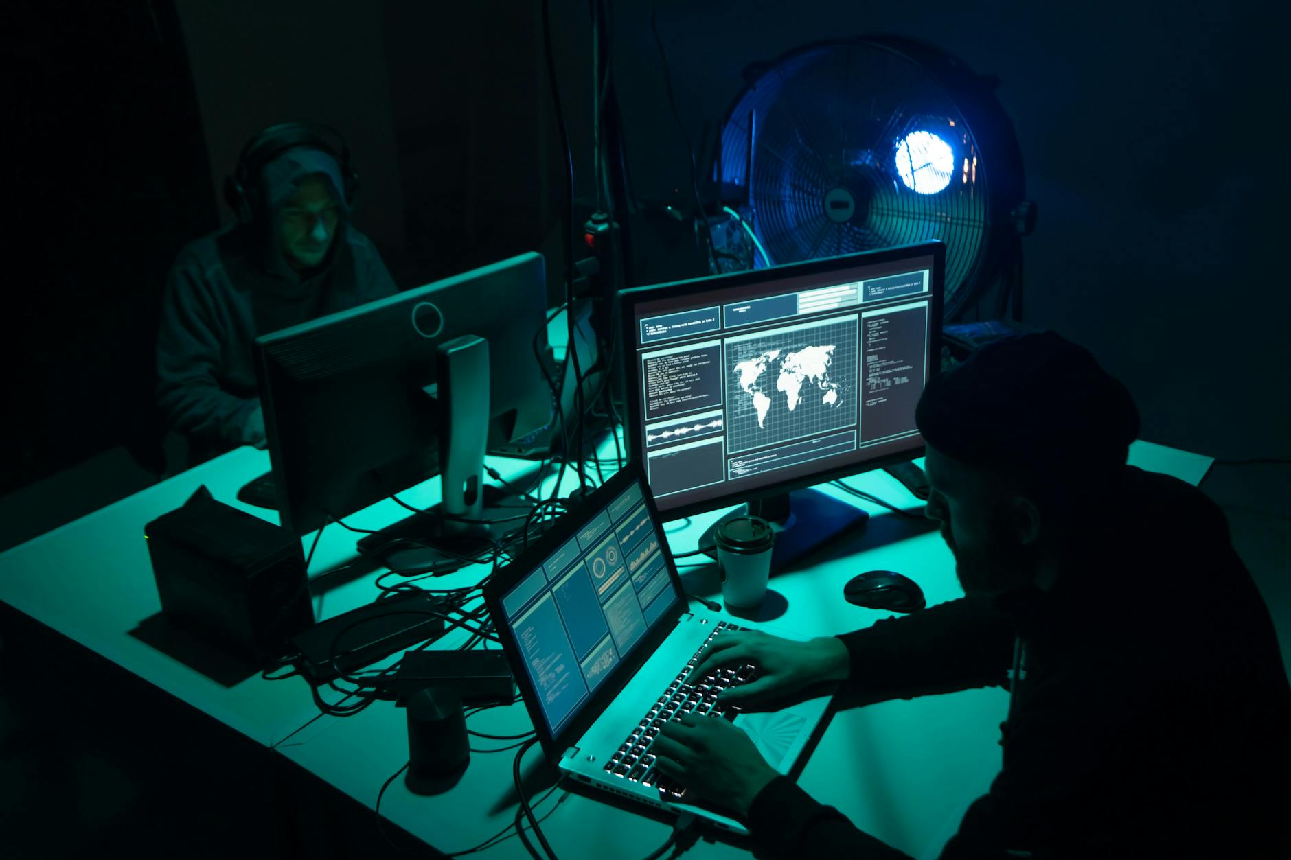 Die Hackergruppe „Cozy Bear“, die verdächtigt wird, für den russischen Auslandsgeheimdienst SWR zu arbeiten, hat laut einem Bericht Zugriffe auf die Computer vieler ausländischer Diplomaten in Kiew bekommen. Im Fokus steht eine BMW 5-er Limousine.