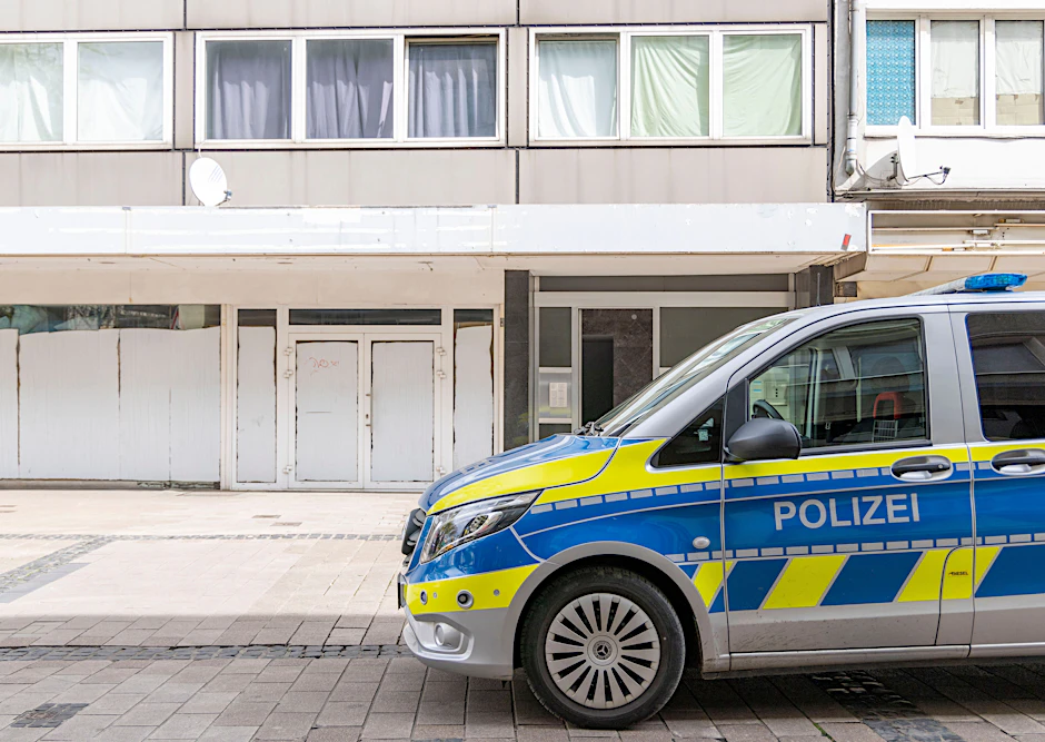 Ein Streifenwagen der Polizei steht an einem Einsatzort.&nbsp;
