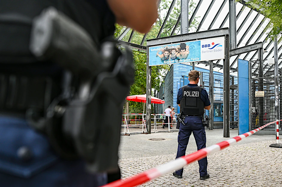 Polizisten am Eingang des Sommerbades Neukölln im Juli 2022.