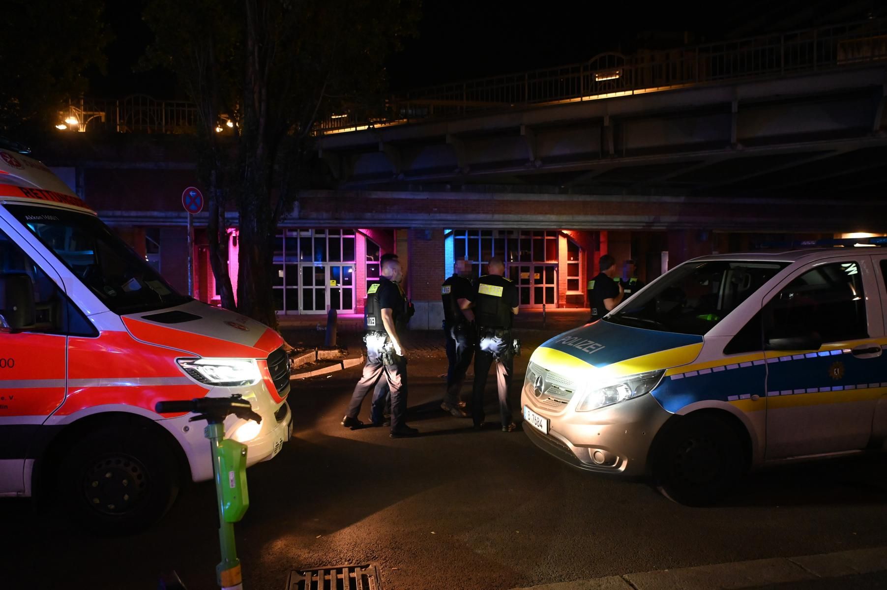 Gedränge vor Club in Berlin-Friedrichshain: Zwölf Menschen verletzt