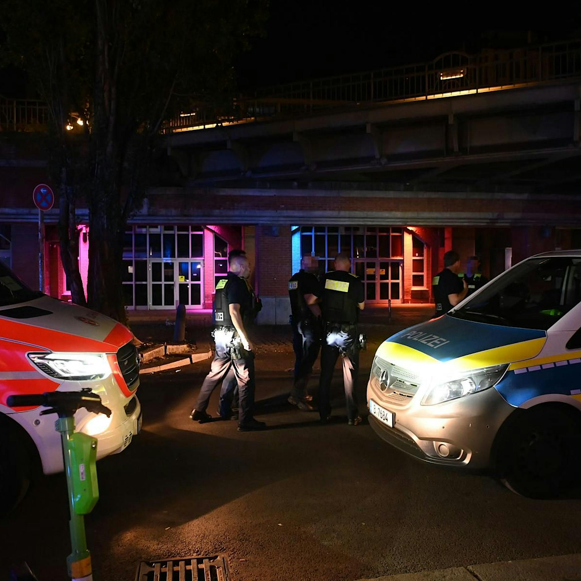 Gedränge vor Club in Berlin-Friedrichshain: Zwölf Menschen verletzt