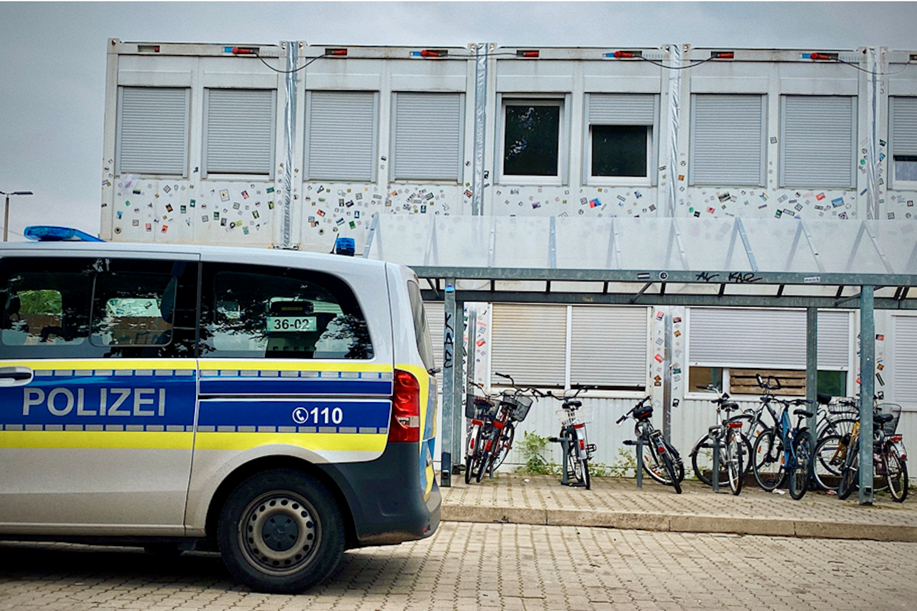 Die Containersiedlung am S-Bahnhof Grünau ist regelmäßig Schauplatz von Polizeieinsätzen. Nun soll das Gelände komplett geräumt werden.