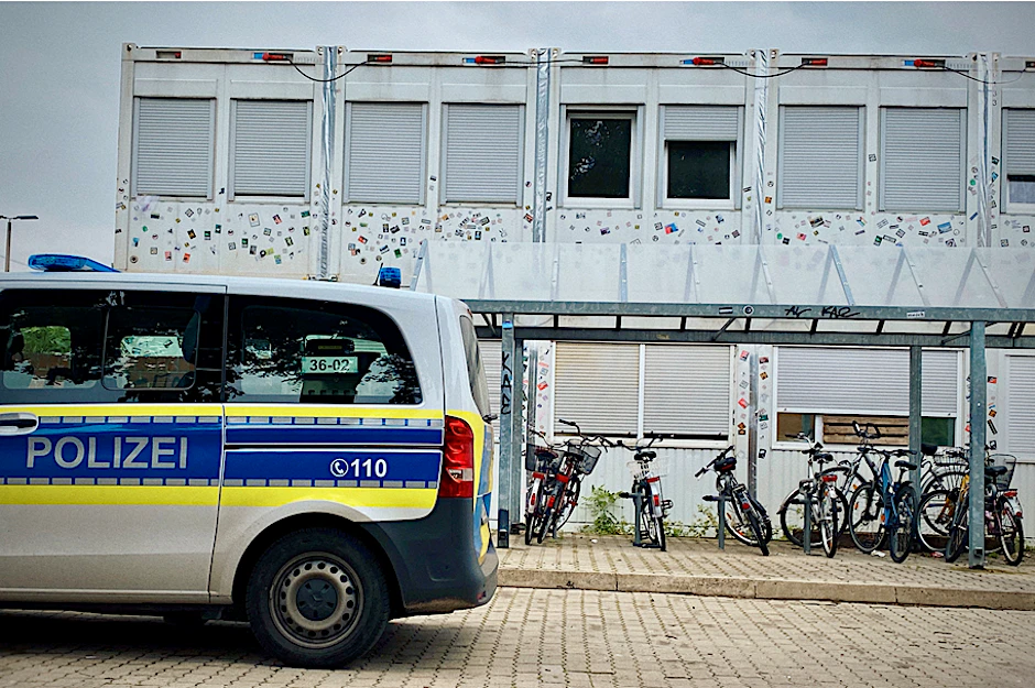 Die Containersiedlung am S-Bahnhof Grünau ist regelmäßig Schauplatz von Polizeieinsätzen. Nun soll das Gelände komplett geräumt werden.