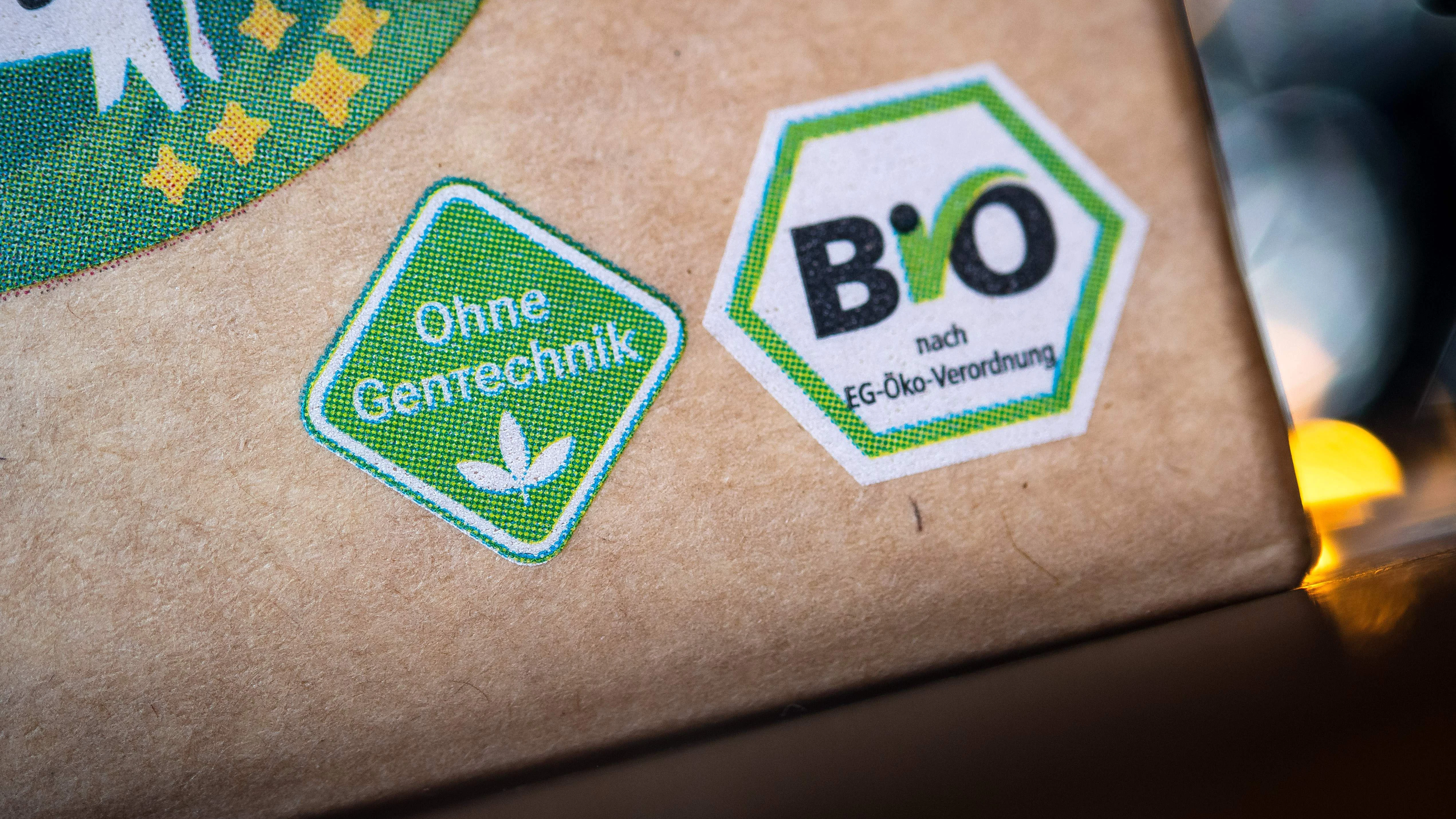 Das Logo «Ohne Gentechnik» ist auf einer Lebensmittelverpackung zu sehen. Die EU-Kommission will die Regeln rund um Gentechnik nun lockern.