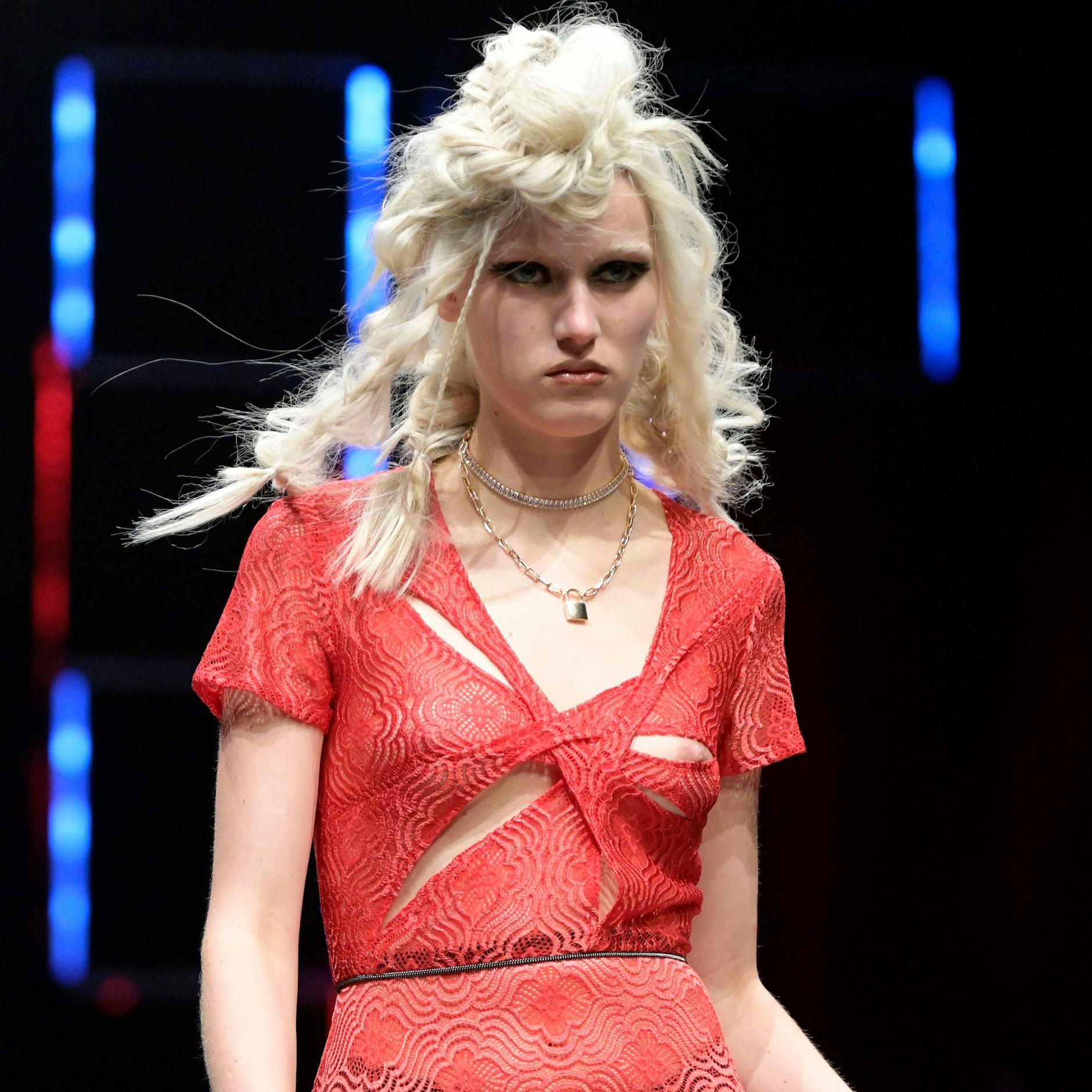 Bei der Show von Rebekka Ruetz zeigt ein Model seine Brustwarzen.