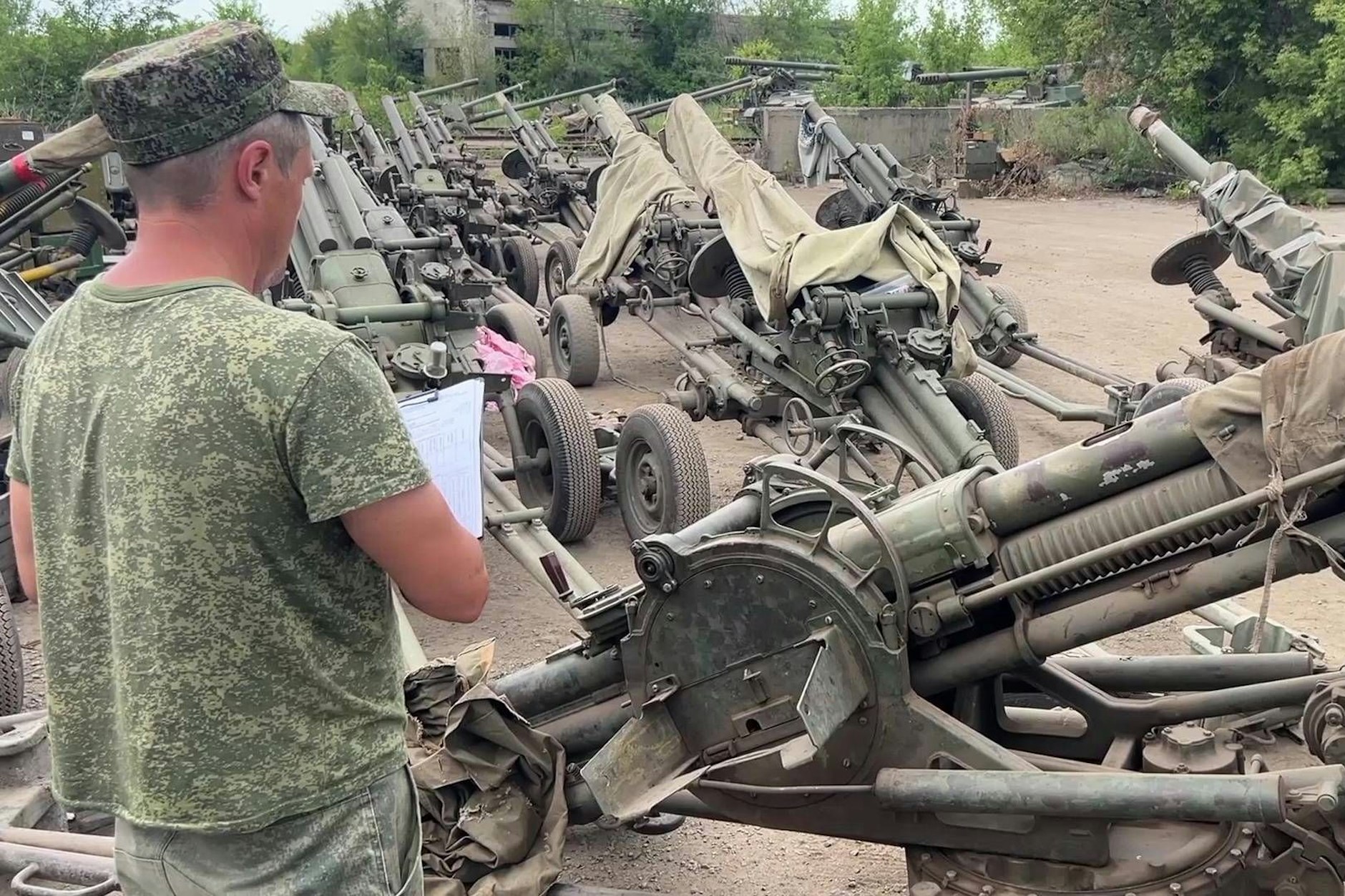 Das vom russischen Verteidigungsministerium veröffentlichte Bild zeigt, wie die russischen Streitkräfte militärische Ausrüstung der Wagner-Gruppe erhalten.&nbsp;