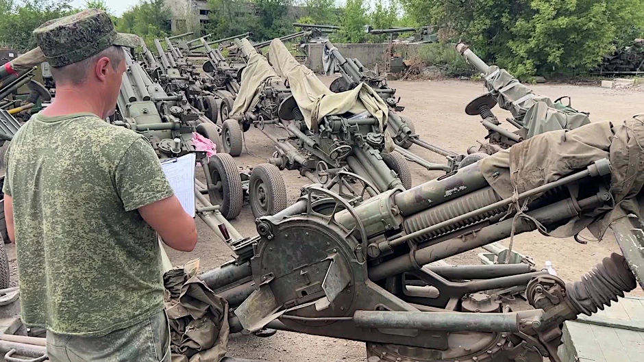 Das vom russischen Verteidigungsministerium veröffentlichte Bild zeigt, wie die russischen Streitkräfte militärische Ausrüstung der Wagner-Gruppe erhalten.&nbsp;