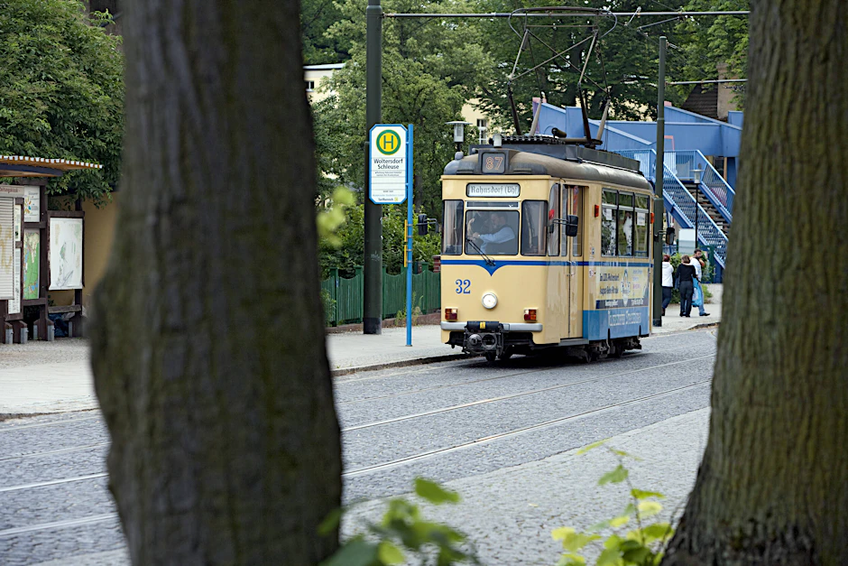 Die Woltersdorfer Straßenbahn ist ein echtes Verkehrsrelikt – doch die Fahrt ist ein Spaß für Jung und Alt!