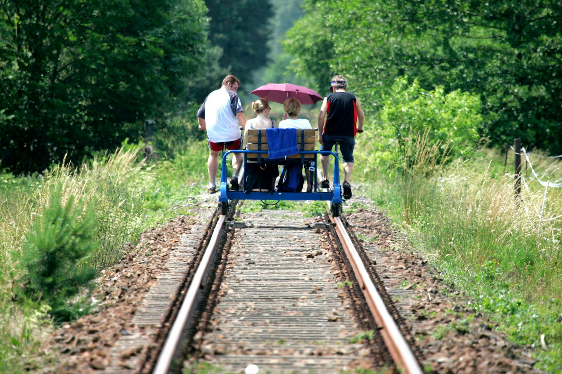 Mit der Draisine von Zossen nach Mellensee: Die Tour führt durch malerische Landschaften.