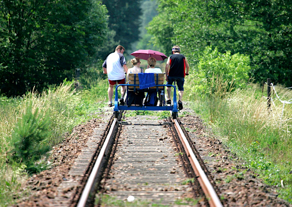 Mit der Draisine von Zossen nach Mellensee: Die Tour führt durch malerische Landschaften.